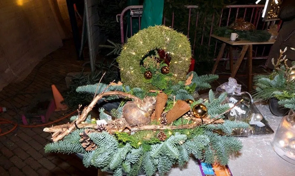 creatief kerststuk kerstmarkt zandse kerk