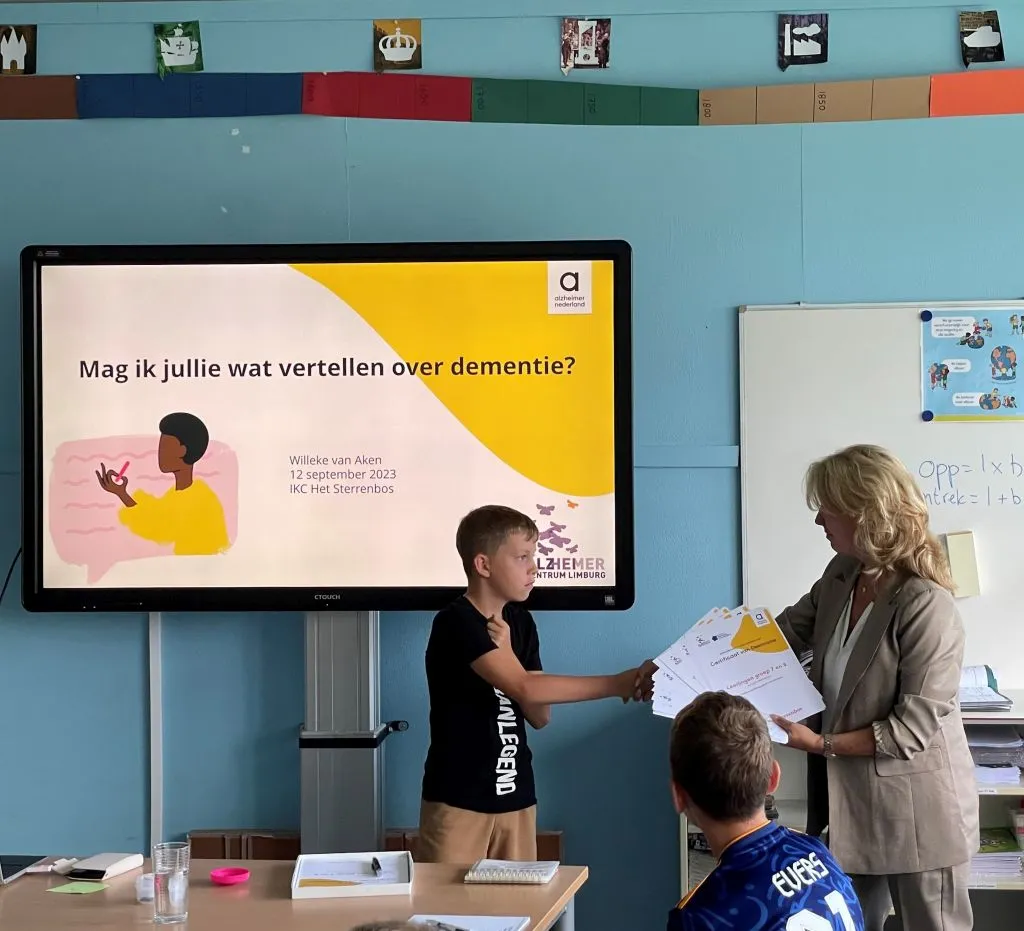 dementiekinderburgemeester sebas mom neemt de certificaten voor de leerlingen in ontvangst