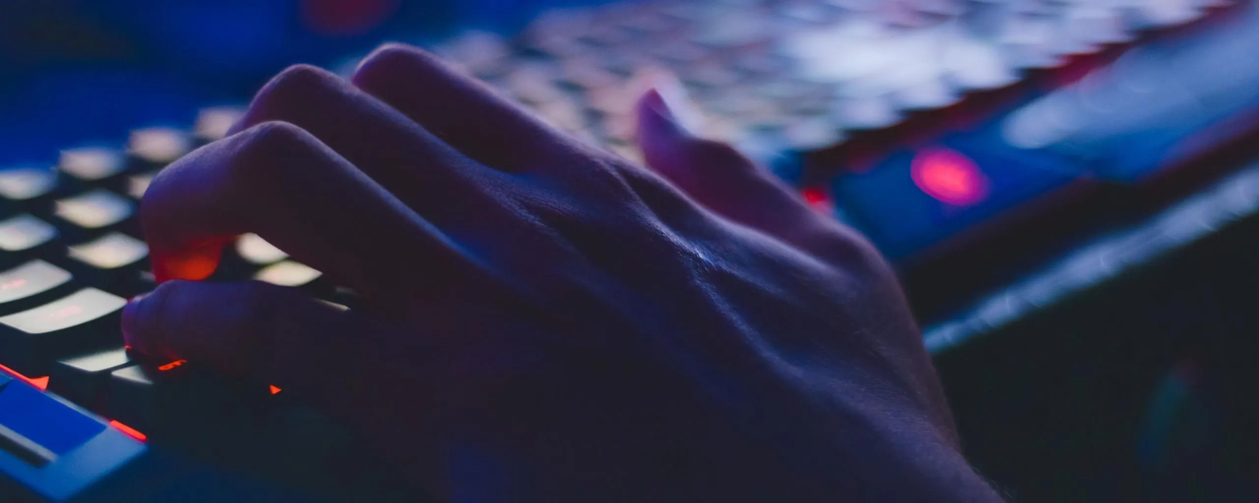 digitaleveiligheidemeentelingewaardphoto of person typing on computer keyboard 735911