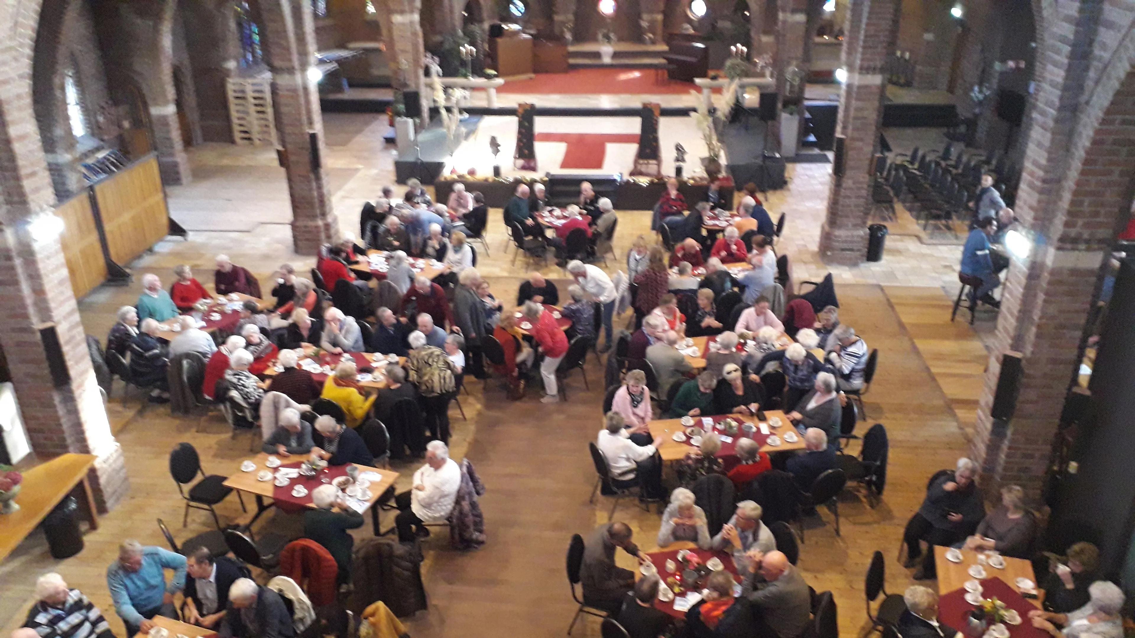 gezellige koffieochtend in de zandse kerk voor coronatijdfoto herman geerts