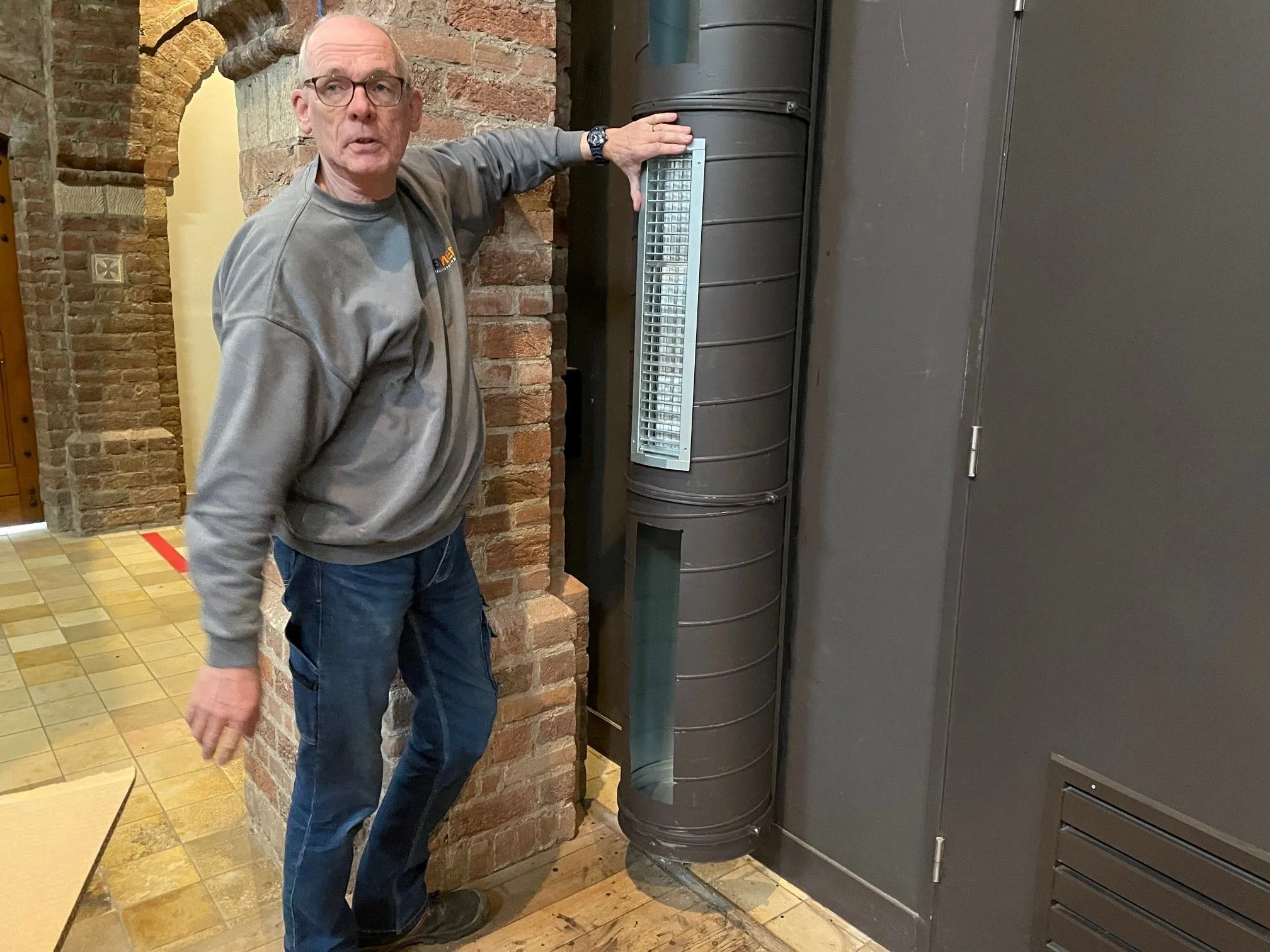 hennie bierman plaats een rooster op de nieuwe balansventilatie