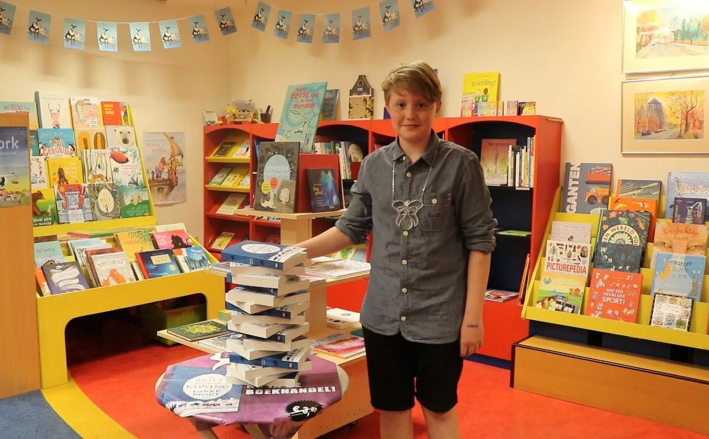 kinderburgemeester met toren van brieven aan de koning