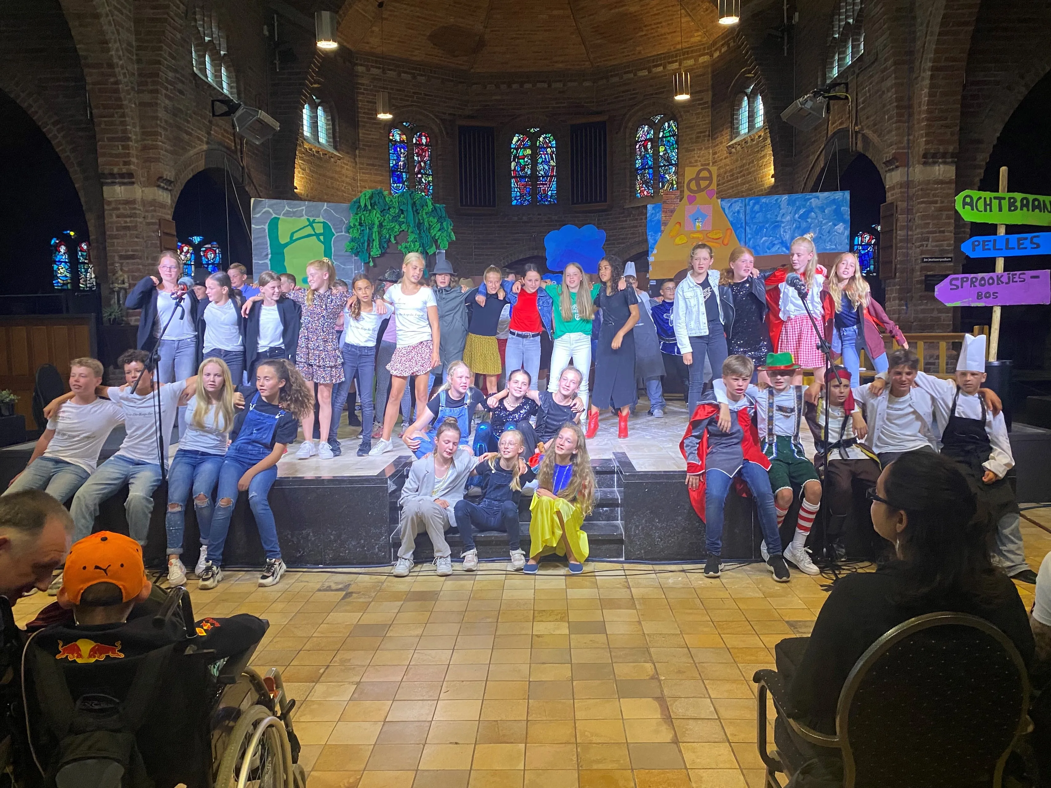 leerlingen groep 8 ikc binnenste buiten hebben eindmusical in de zandse kerk