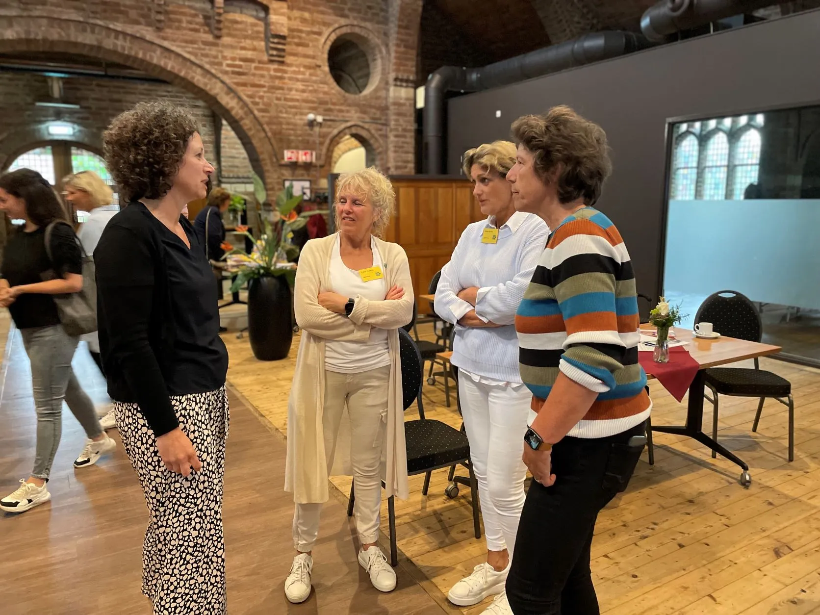 maike van kempen coordinator mantelzorgondersteuning van stichting welzijn lingewaard links in gesprek met vrijwilligers van het alzheimer cafe lingewaard
