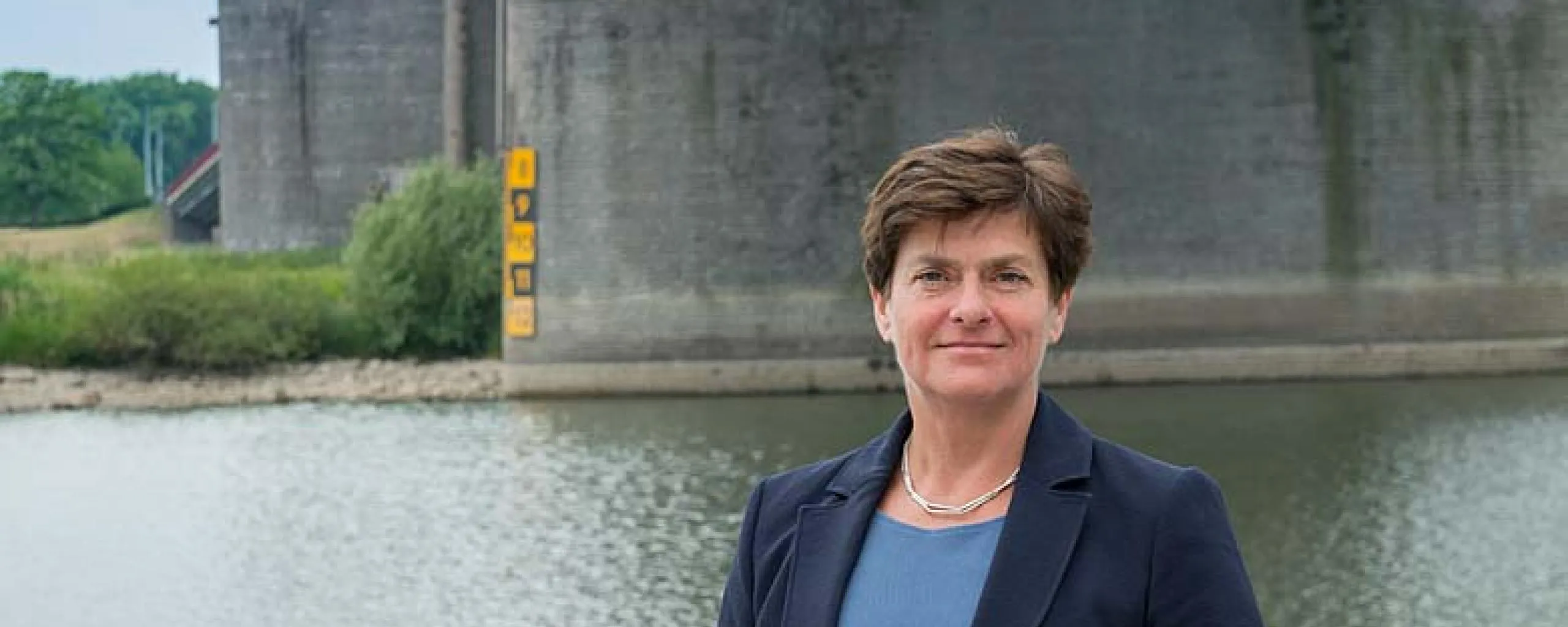 nelly kalfs bij brug