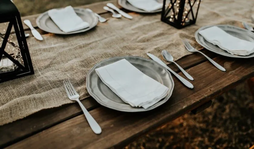 swlopen eetcafe bemmelhannah busing unsplash6d11cf90 1f9f 4058 985b 4a12c282545b thumb840