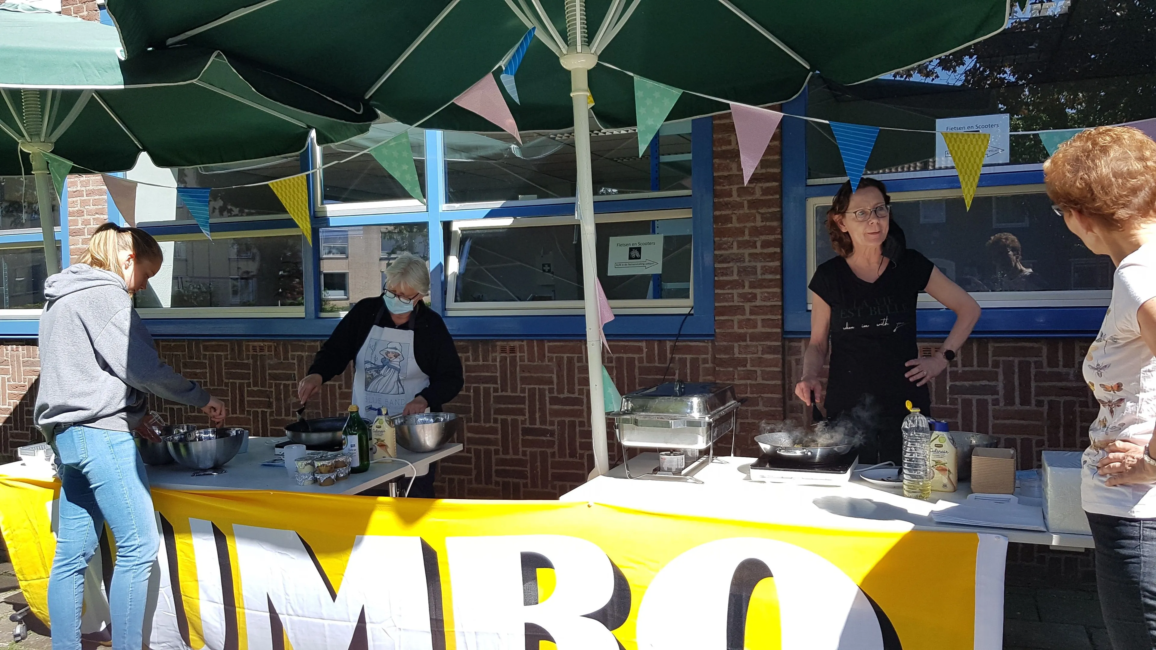 vrijwilligers bakken riefkuukskes