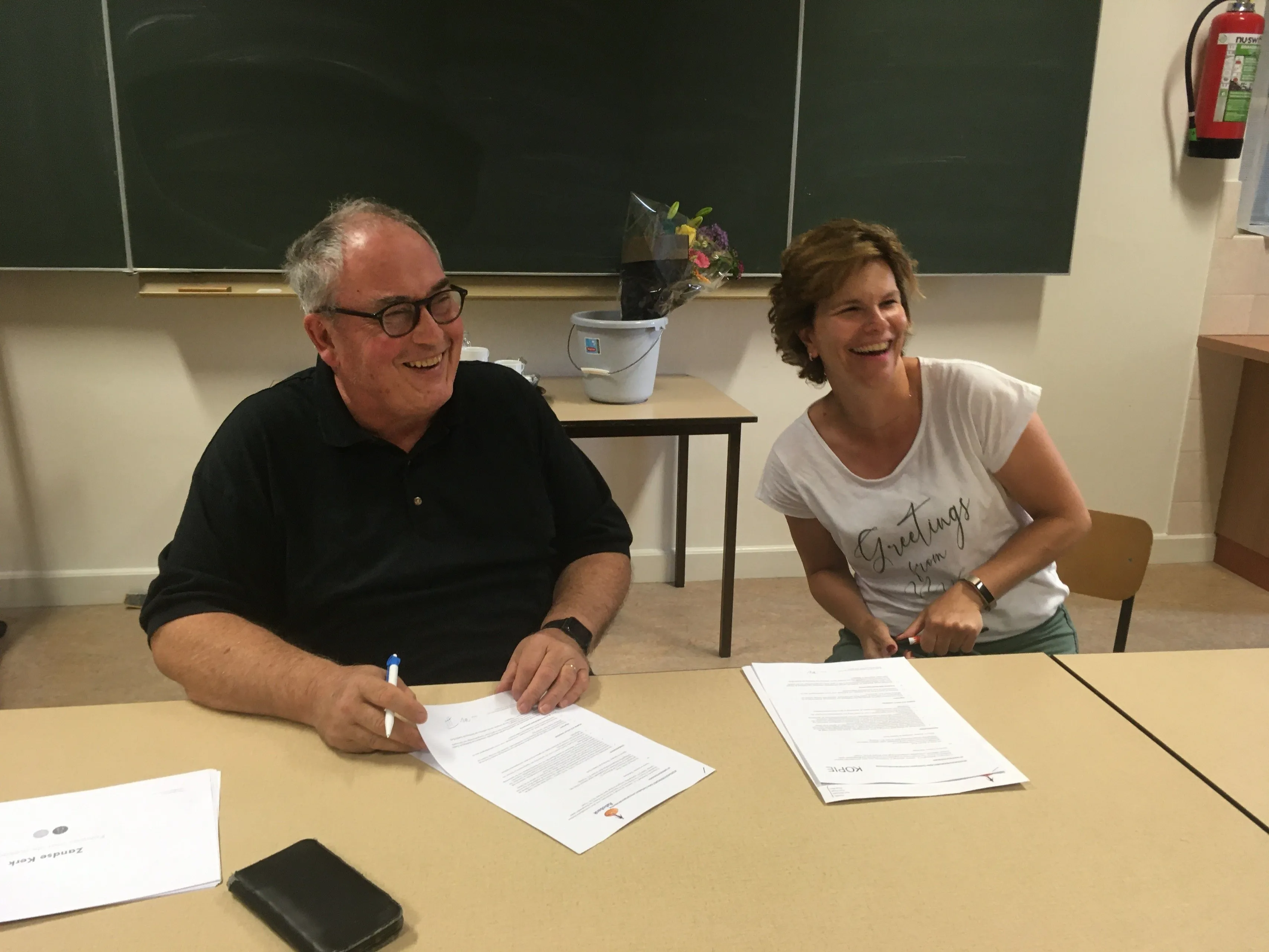 zandse kerkhuib fienieg zandse kerk en inge scheerder rabobank bij contractondertekening