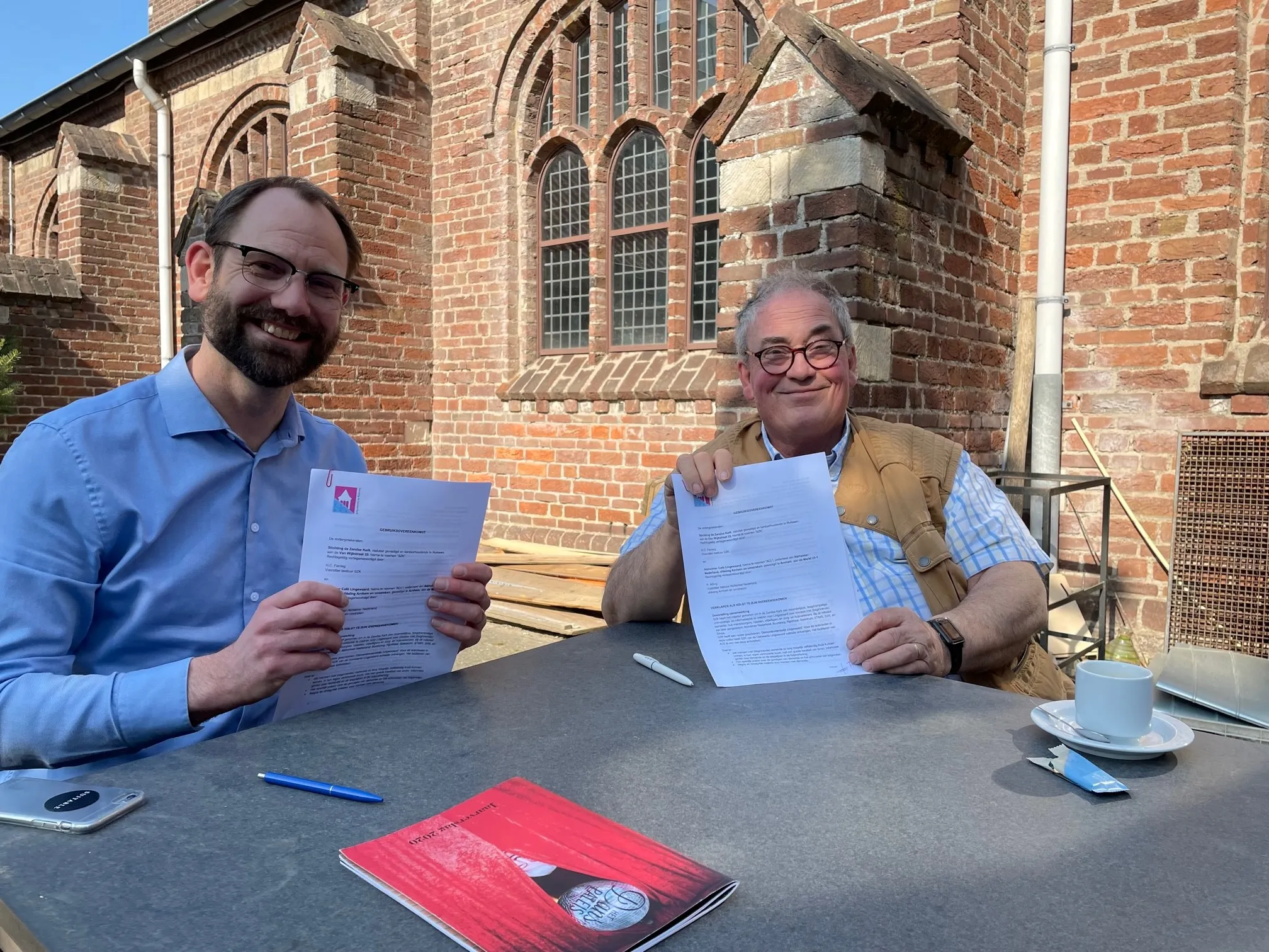 zandsekerkvlnr paul alfing voorzitter bestuur alzheimer nederland afd arnhem eo en huib fienieg ondertekenen gebruiksovereenkomst