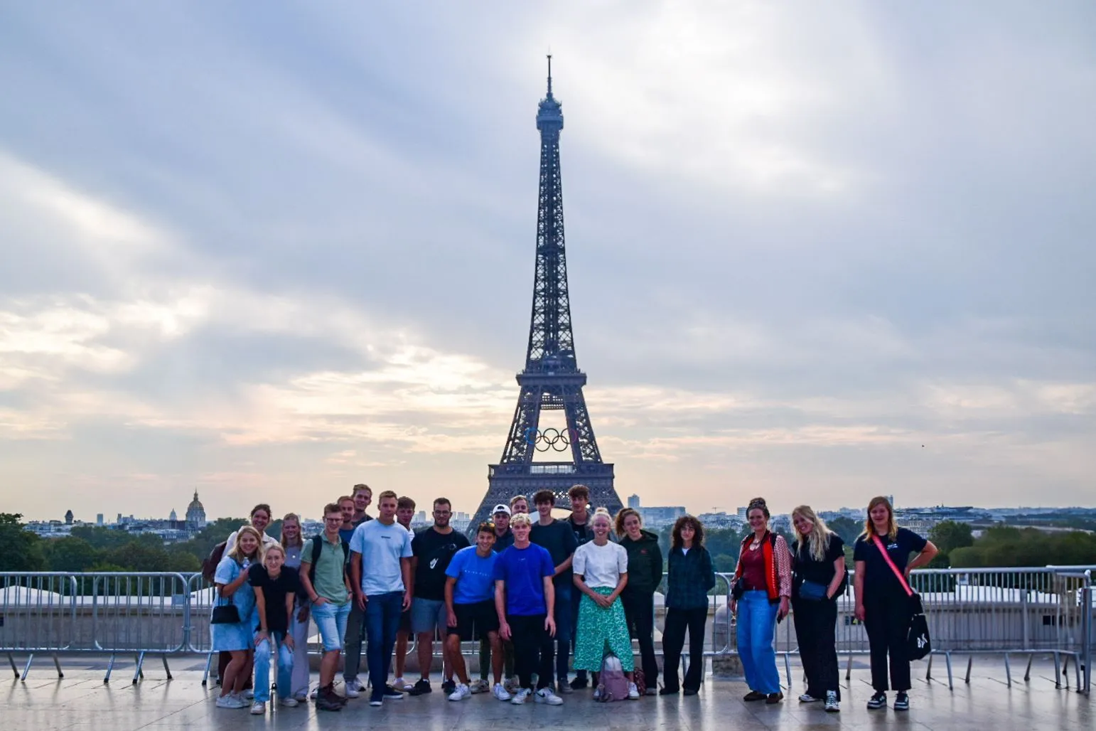 aeres mbo velpparis voor de eifeltoren met de olympische ringen er nog aan foto berend poppema