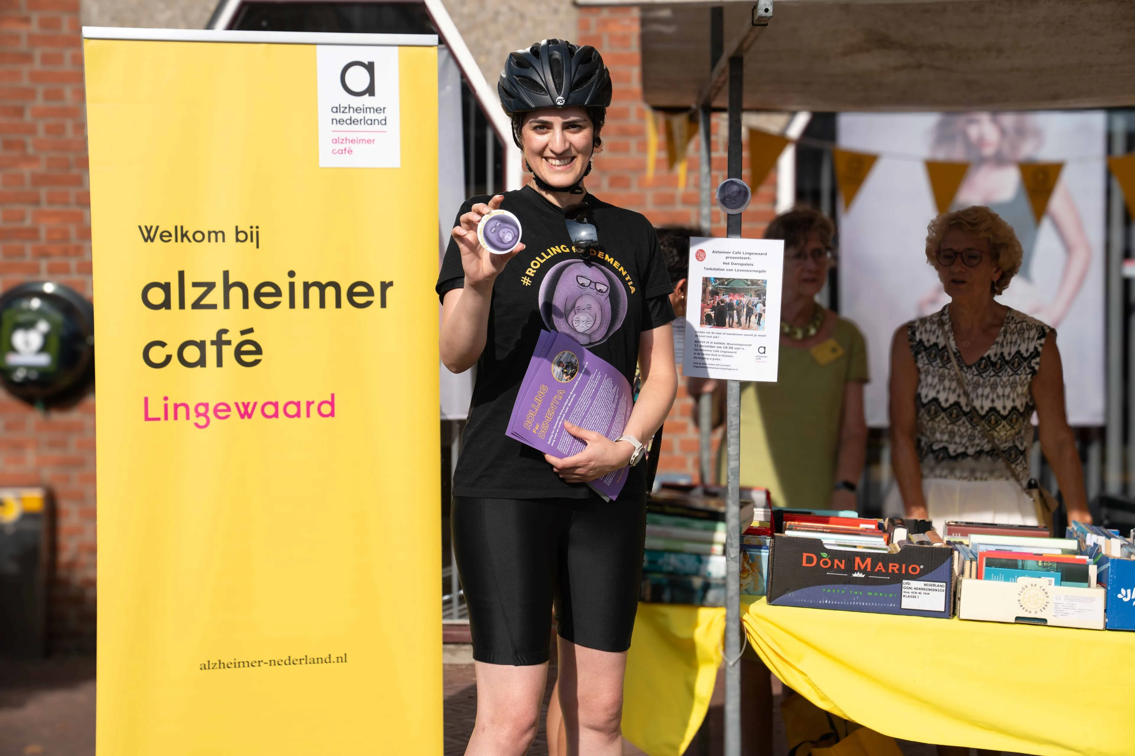 golnaz atefi dementieonderzoeker bij de boekenkraam van alzheimer cafe lingewaard fotograaf jaleh yekta