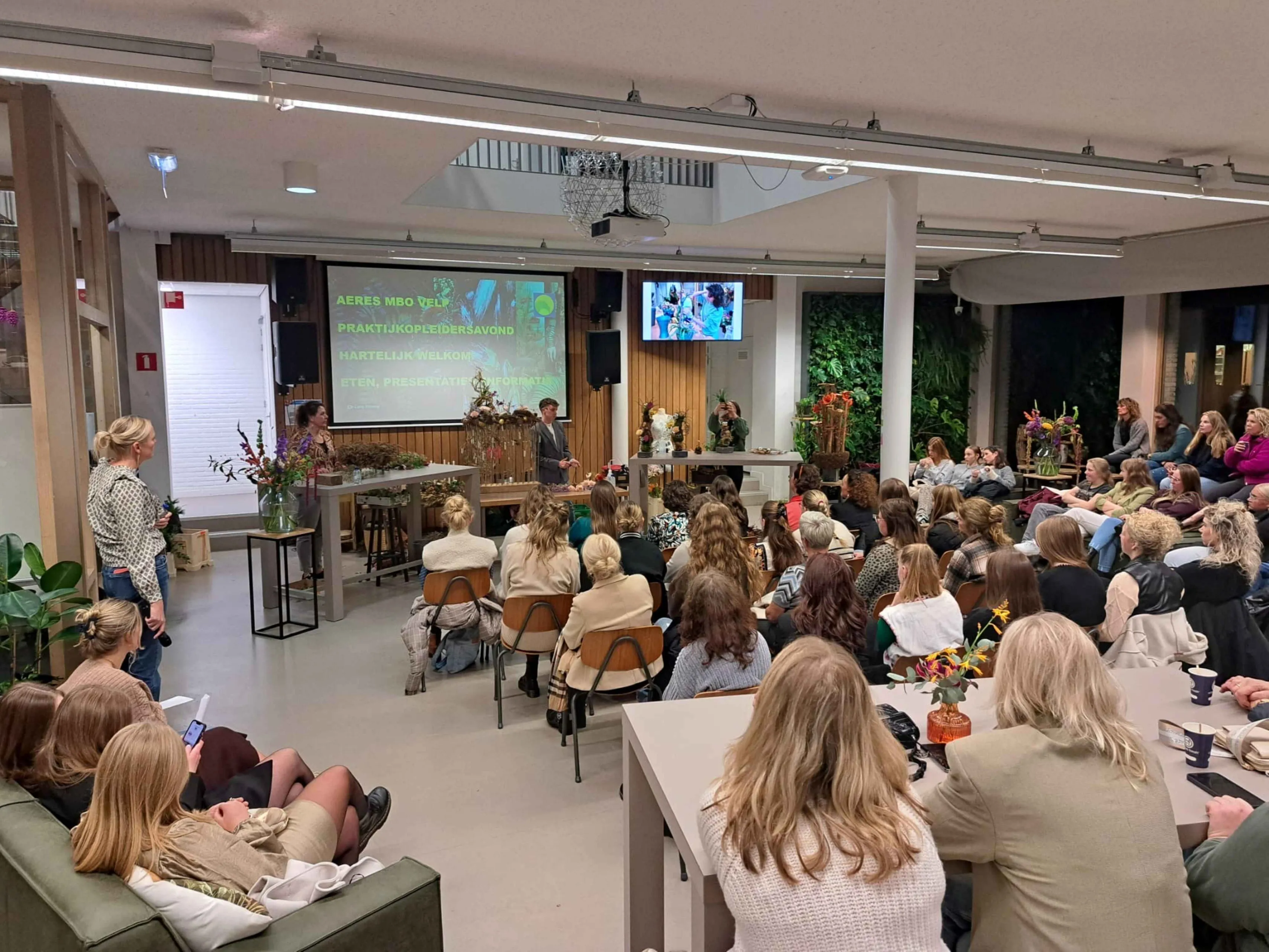 aeres mboleerbedrijven en studenten bij de demonstratie van de bloemarrangeurs fotograaf ellis rexwinkel