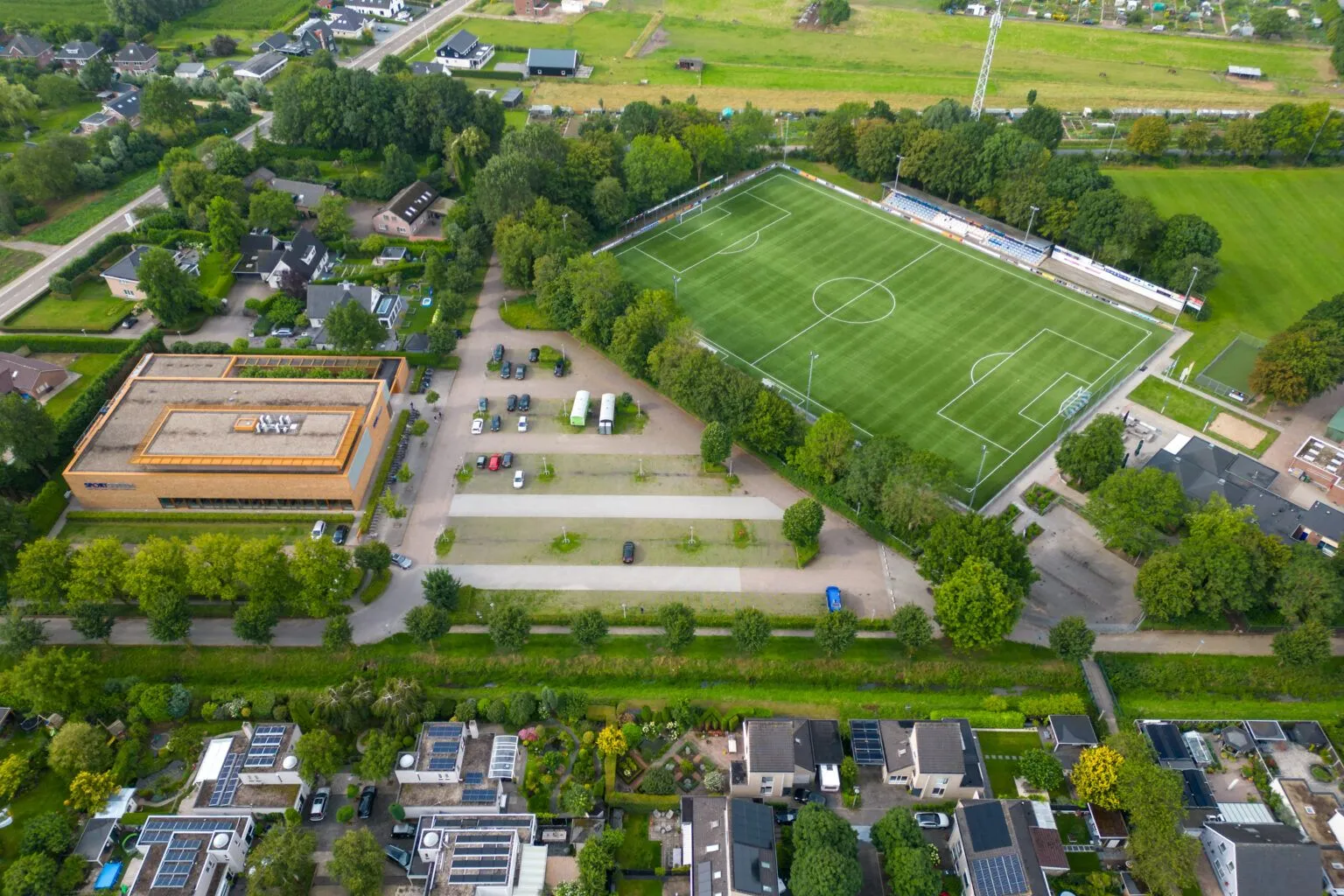 huissennieuwsfs luchtfoto velden rkhvv en sport sereen bewerkt 1536x1024
