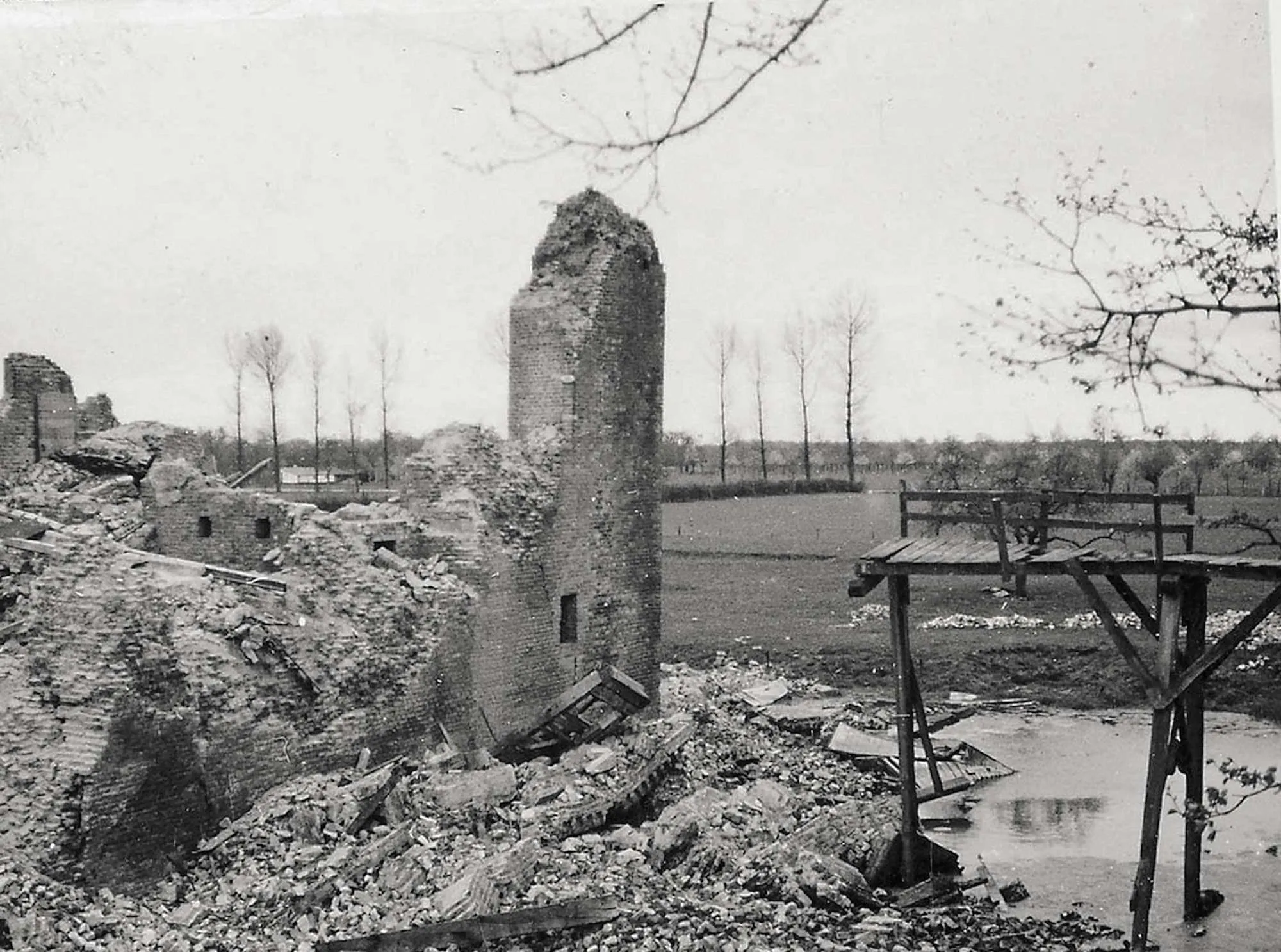 1945 de donjon van kasteel doornenburg bron geheugen van nederland rdmz01 of 02451 w