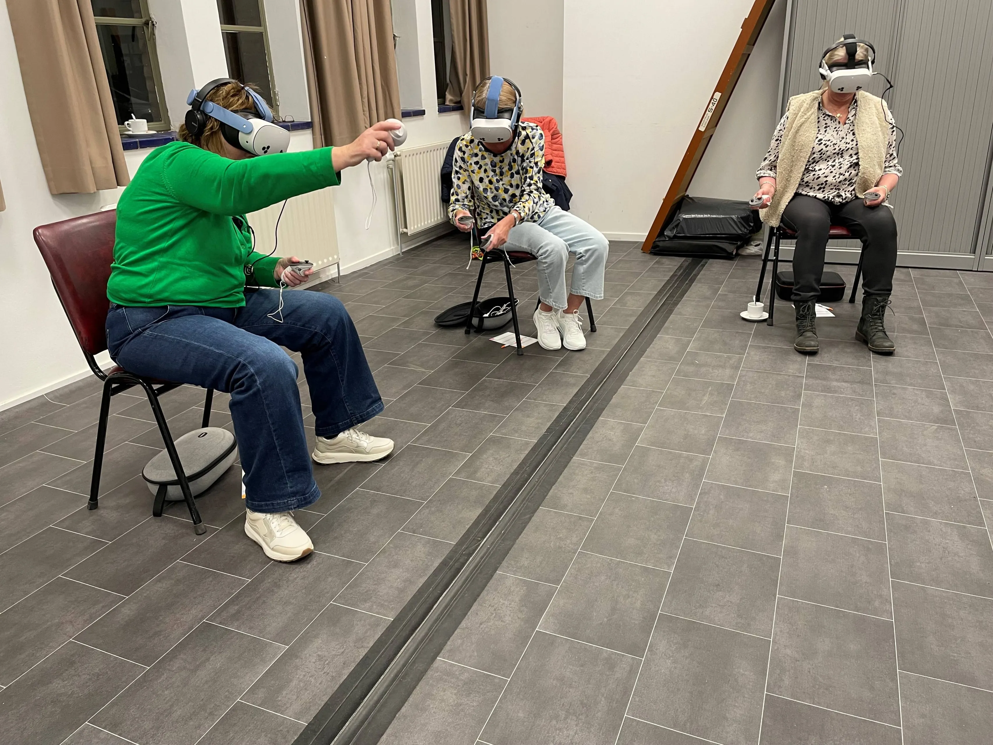 2025 vrijwilligers alzheimer cafe lingewaard beleven dementie met vr brillenjpg