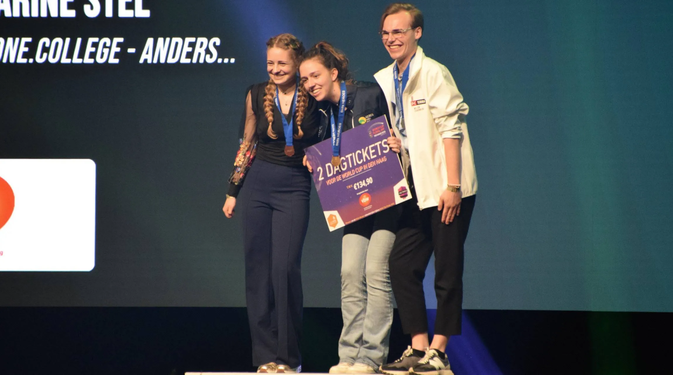 jikke jansen nederlands kampioen bloembinder 2025 tijdens de prijsuitreiking marjanne eikelboom