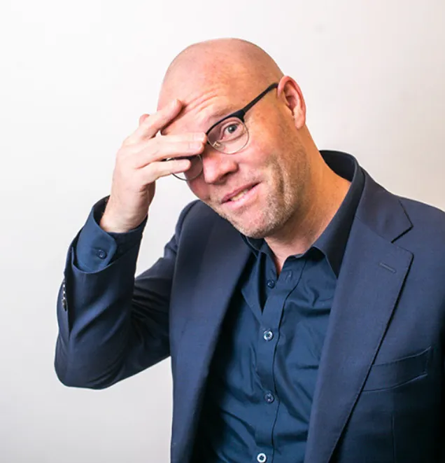 schrijver toine heijmans spreekt tijdens de opening van de week van dementievriendelijk lingewaard foto de schrijverscentrale