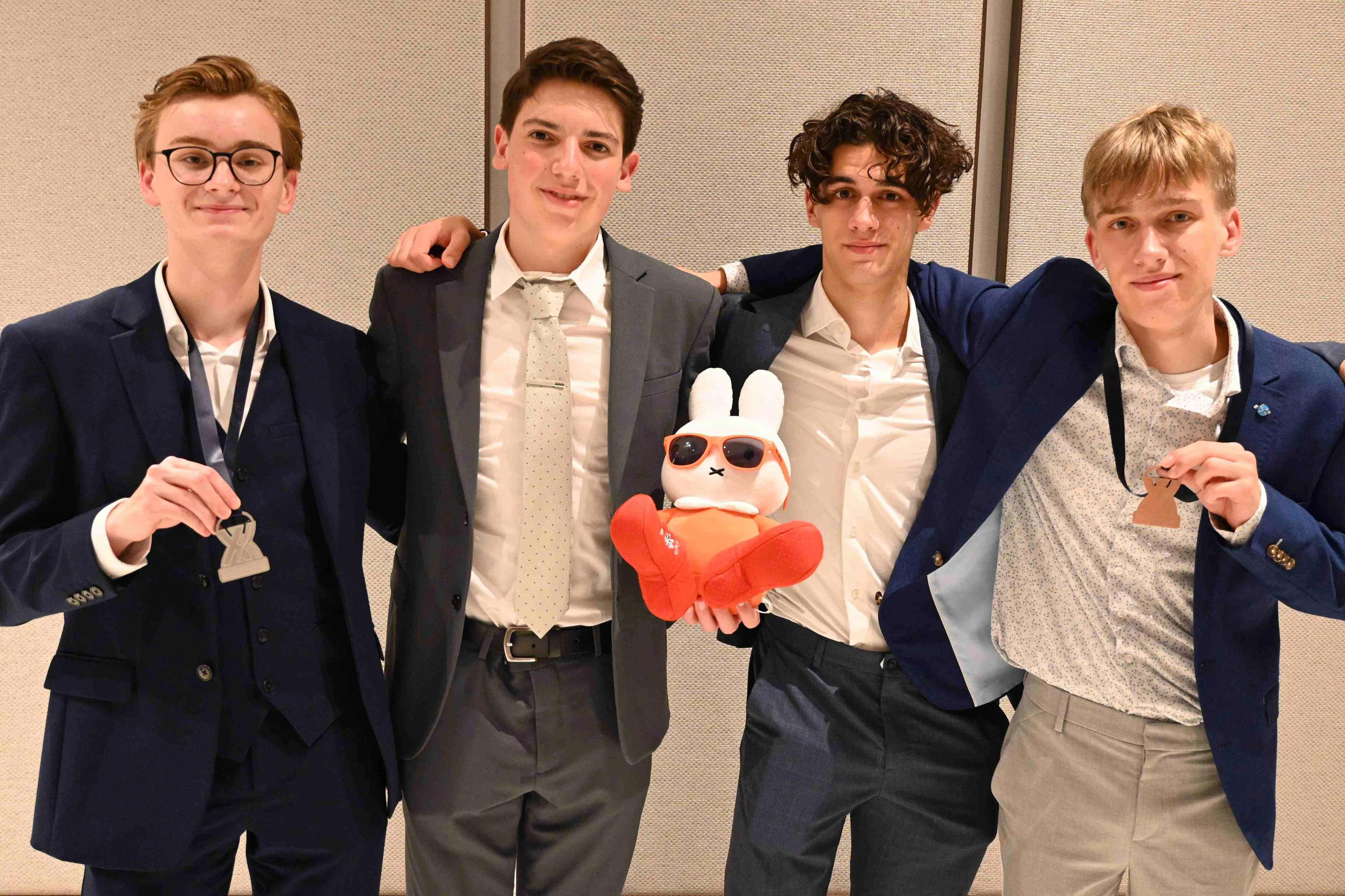 Top 4 IChO 2025 Dubai (klein)