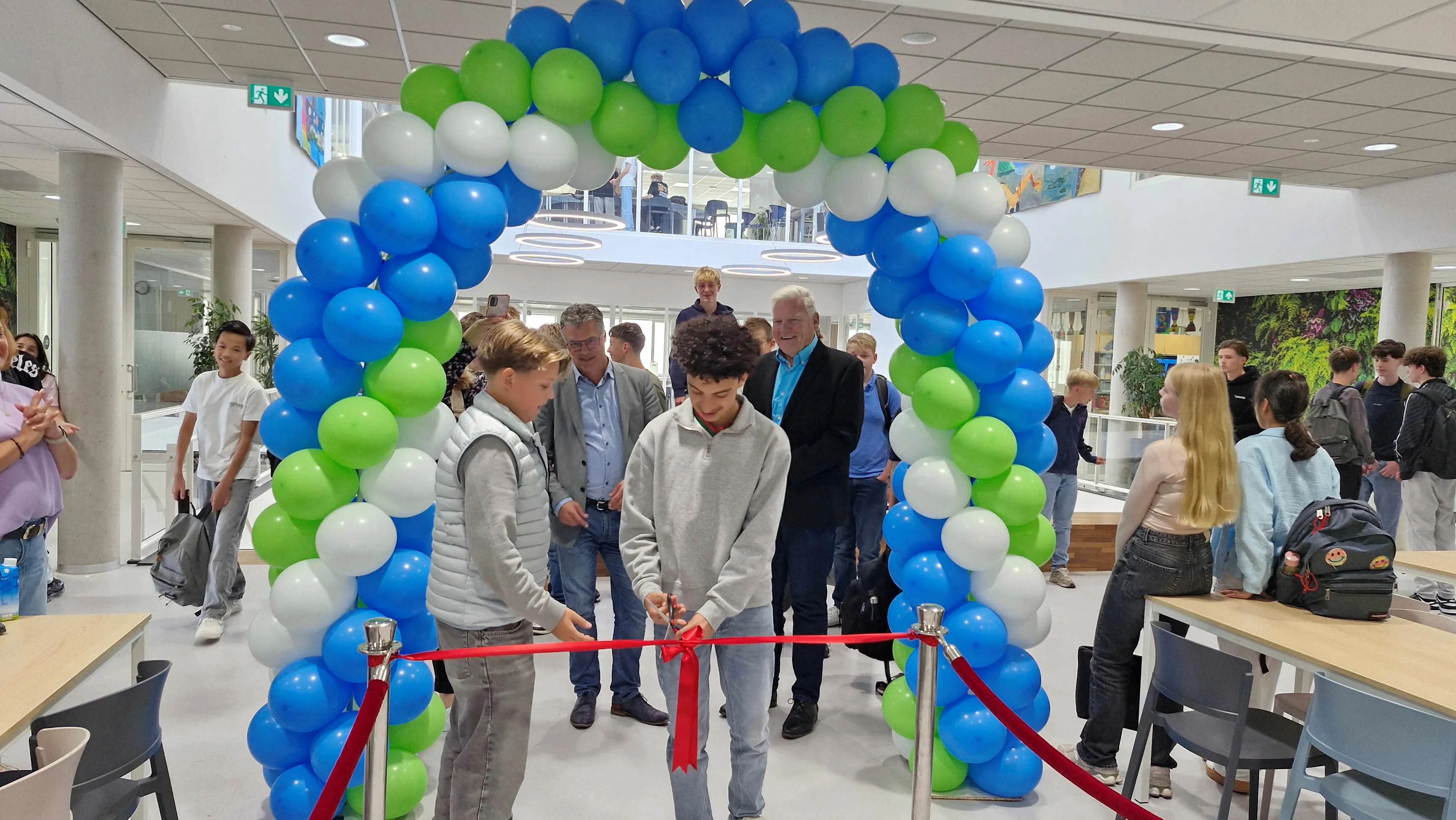 OBC Elst. Leerlingen OBC Elst geven samen met de wethouder en directeur startsein PGP