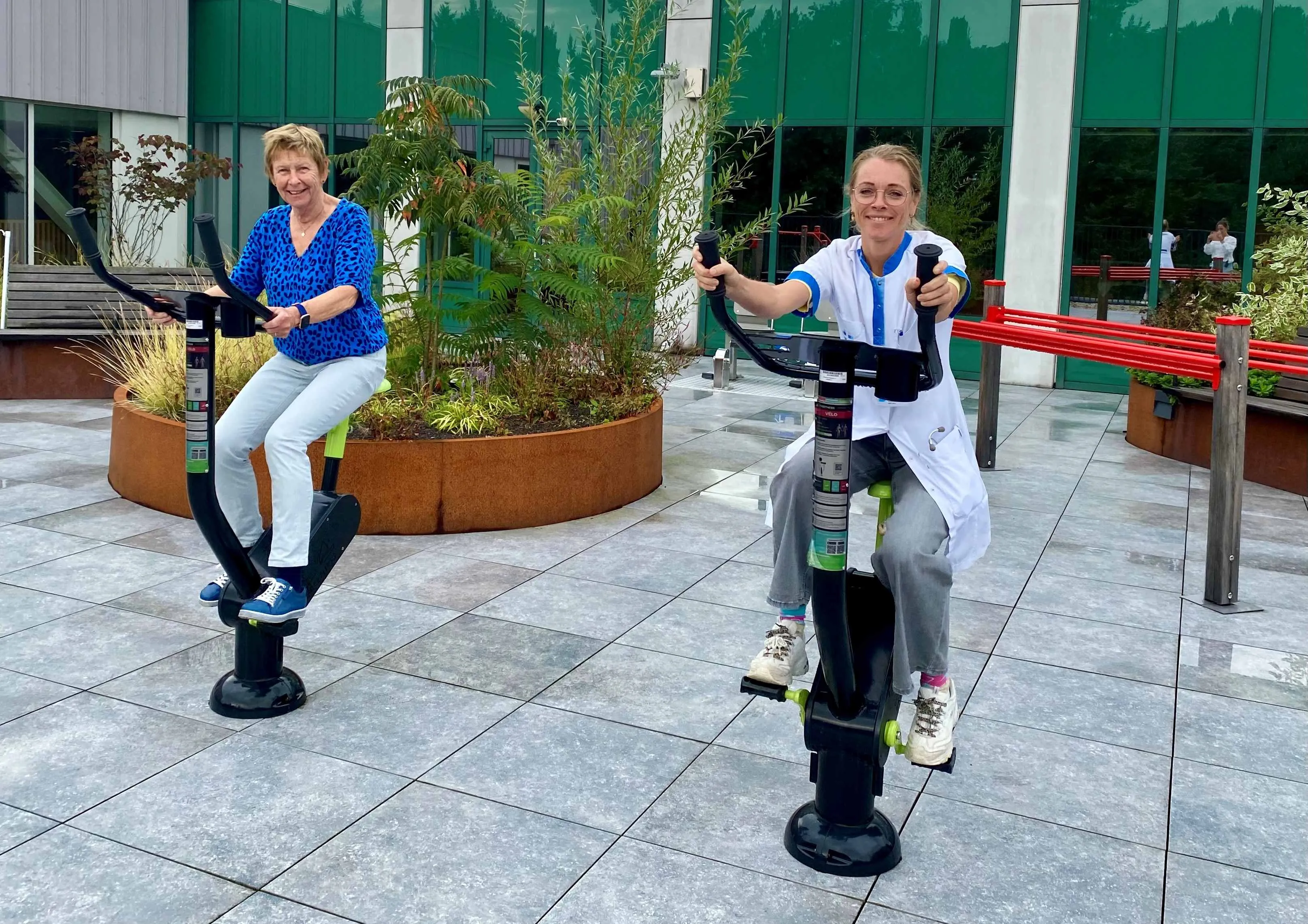 Vergeetachtig v.l.n.r. Maria Verest, gespreksleider en Esther Burgers, verpleegkundig specialist in de beweegtuin van Geriatrie Rijnstate