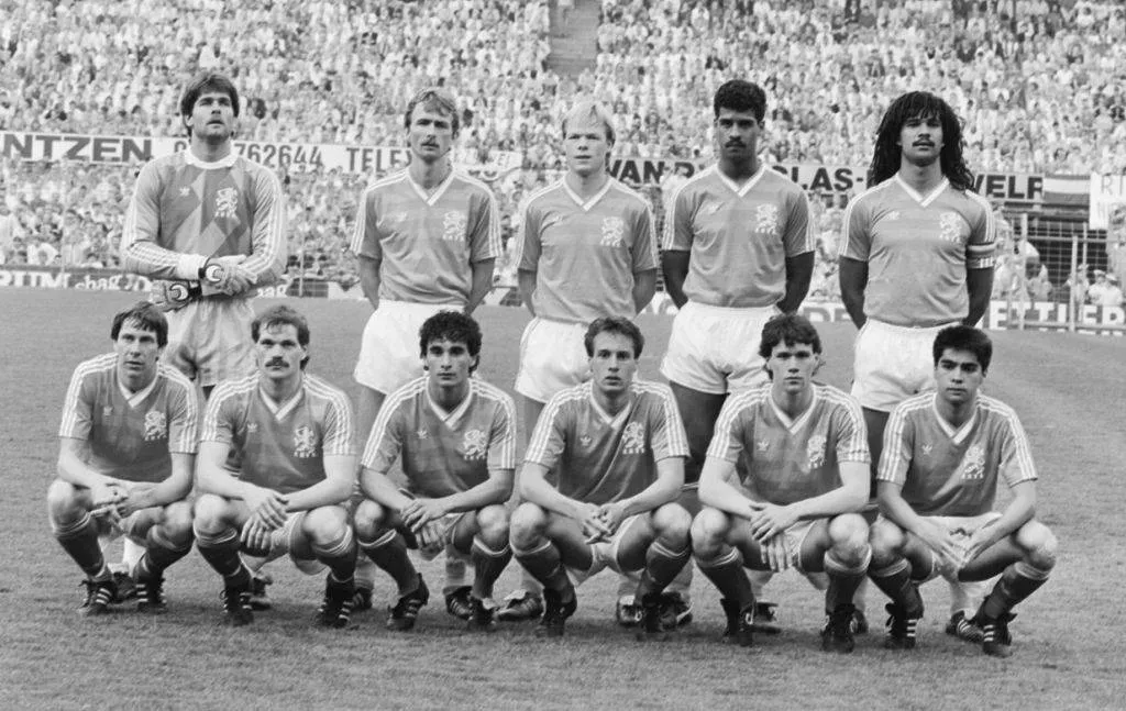 Nederland tegen Hongarije 2-0 het Nederlandse elftal vln (staand) Hiele Van Ti Bestanddeelnr 933-9664 - Gerald Vanenburg - Wikipedia