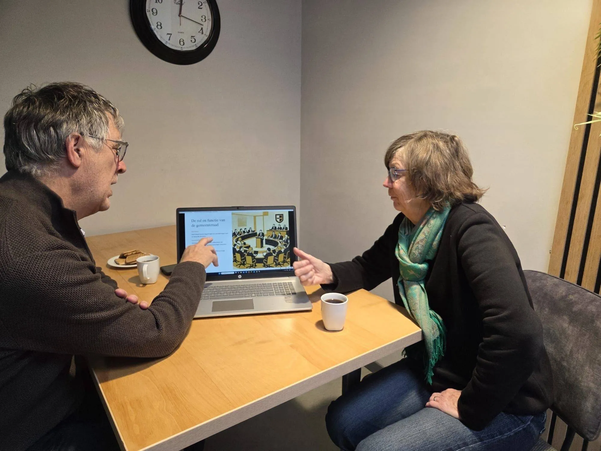 Peter Wanner en Ria Zijlstra bereiden zich voor op de voorlichtingsavond over de Gemeenteraadsverkiezingen