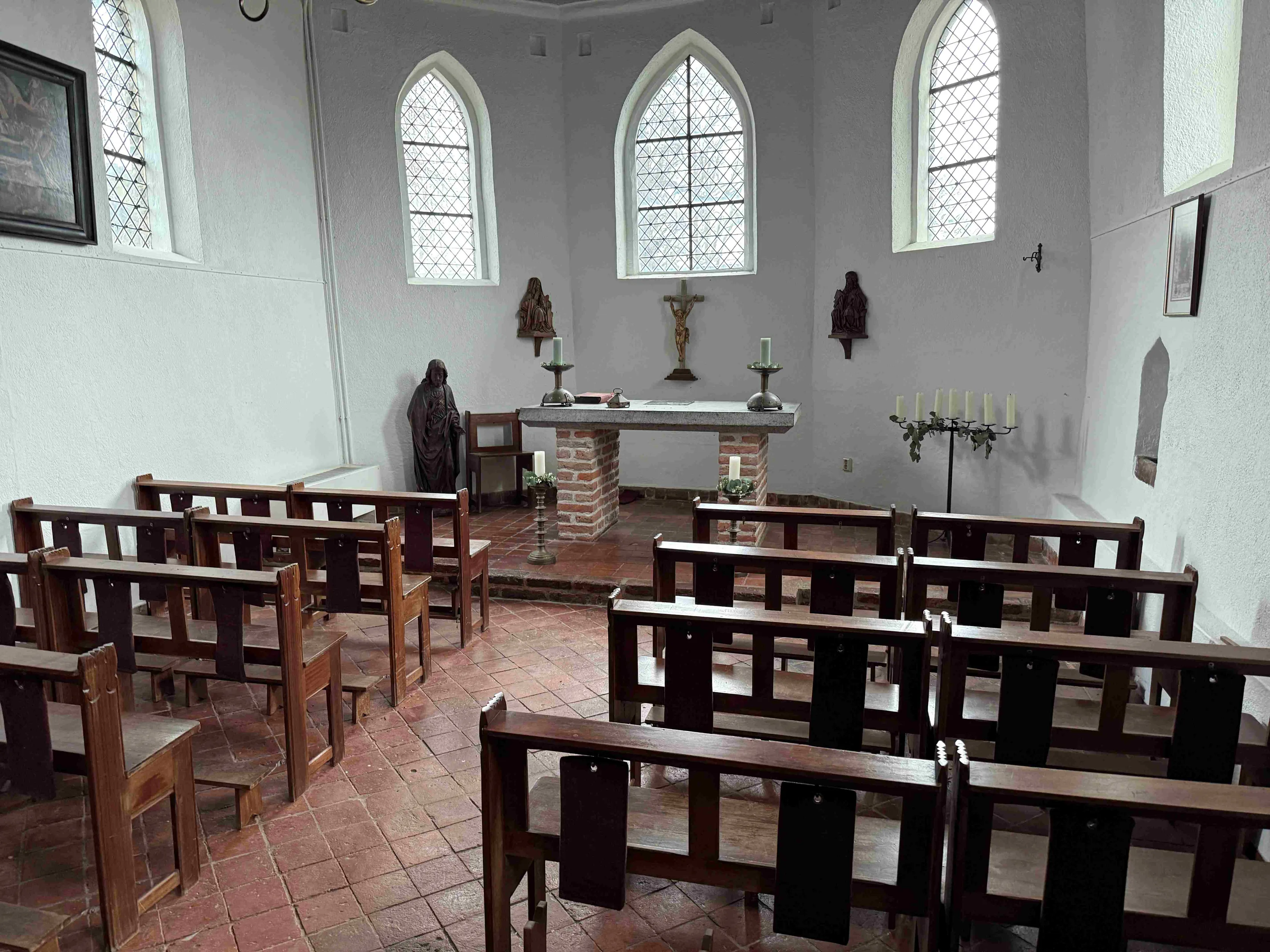 Foto Kapel.kapel Kasteel Doornenburg met banken St. Martinuskerk