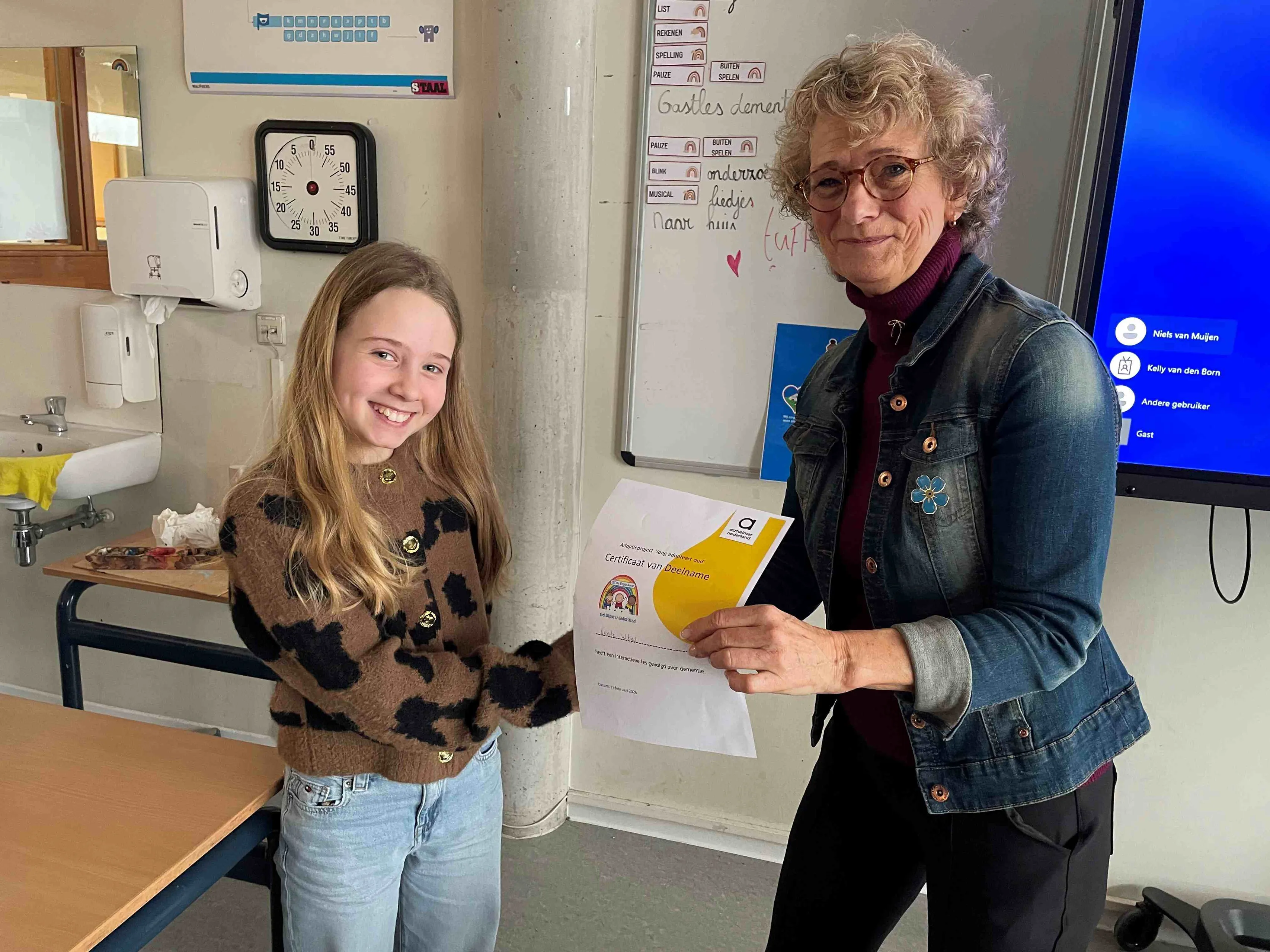 Kinderburgemeester Veerle neemt certificaat van de les in ontvangst van Wilmy Viëtor