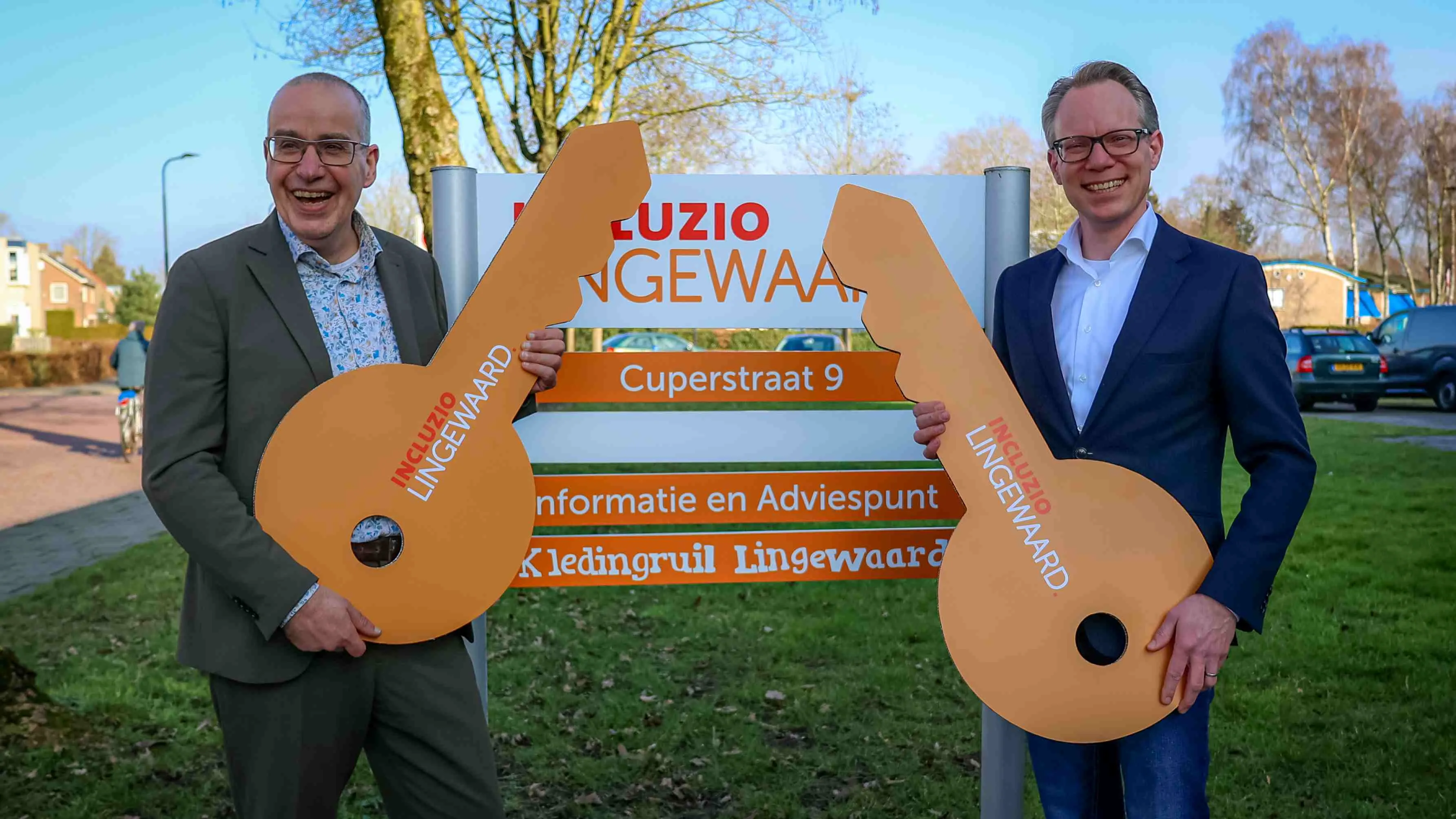 Wethouder Aart Slob en directeur Incluzio Lingewaard Ruud Noteboom