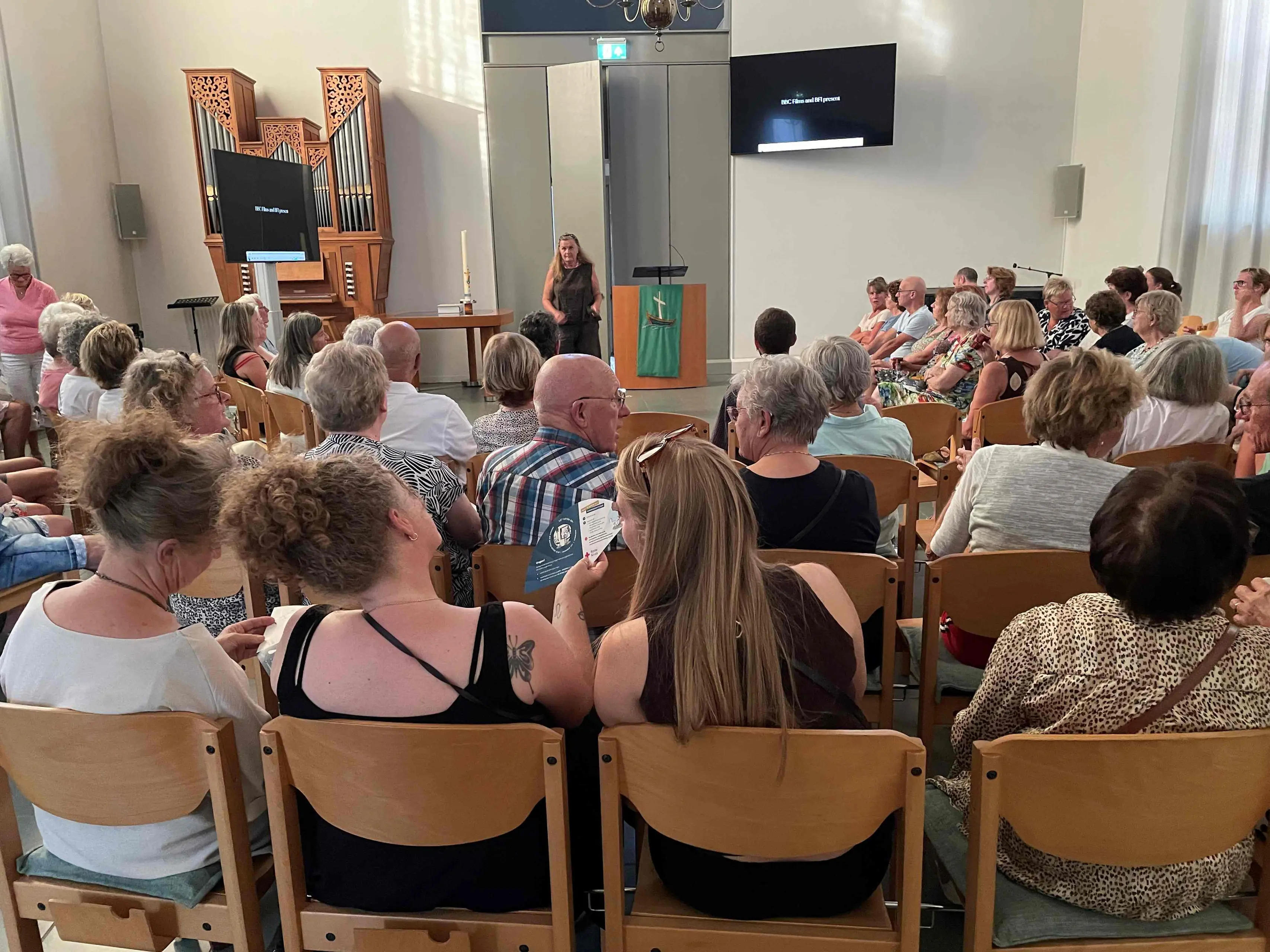 Bezoekers Protestantse Kerk in afwachting van de film