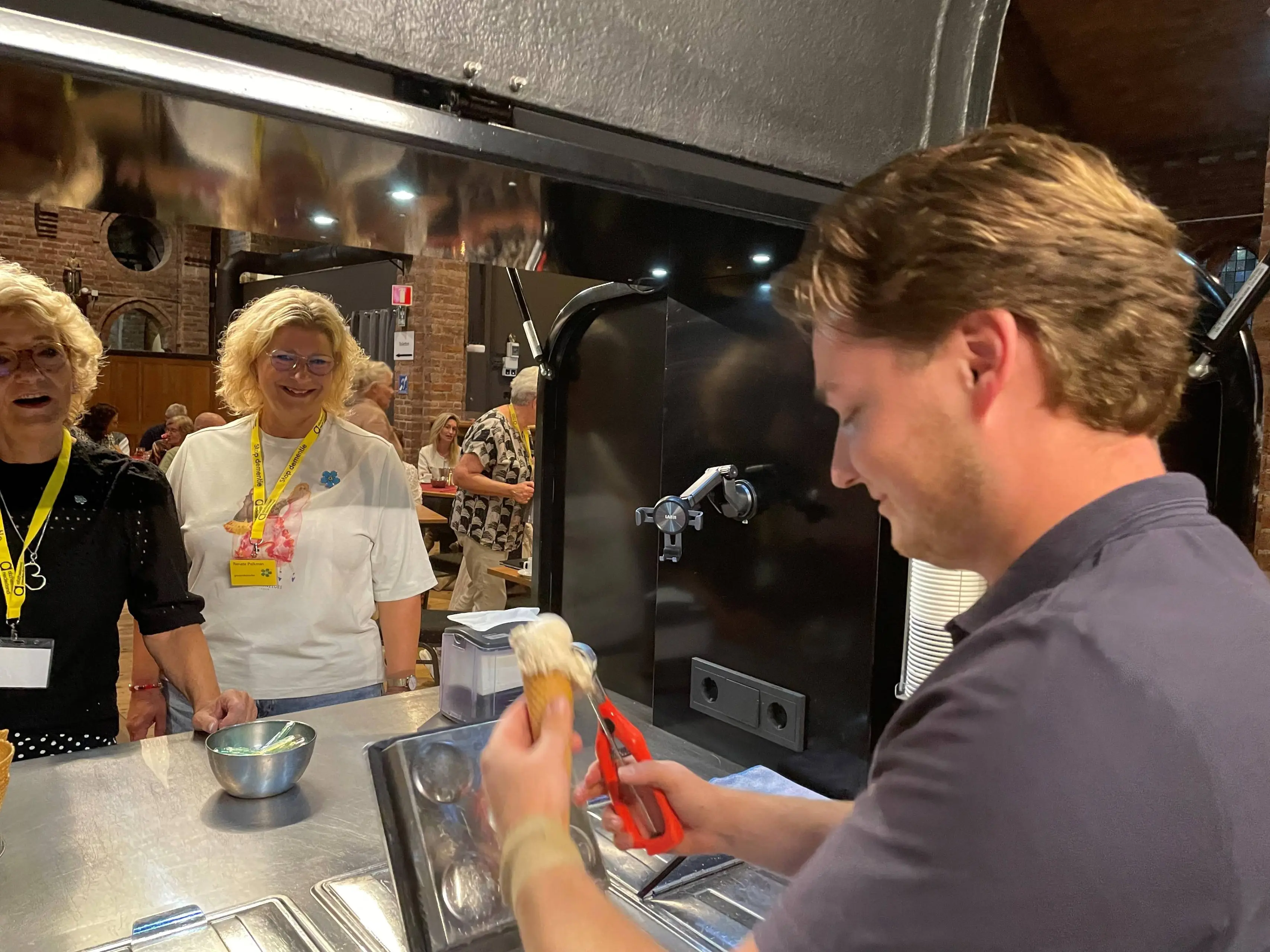Sem van Differenza trakteert op ijs in het Alzheimer Café Lingewaard