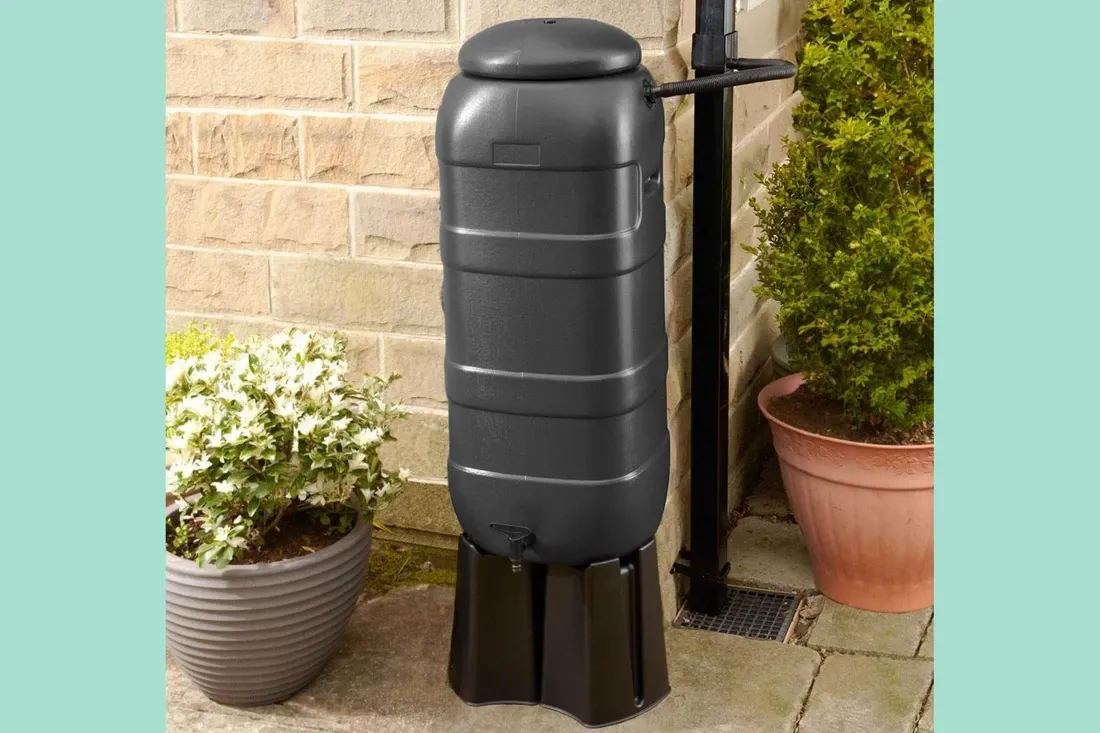 2048 1365 gw water butts black slimline space saver water butt 100l ff908ea