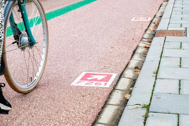aanduiding f261 op fietspad