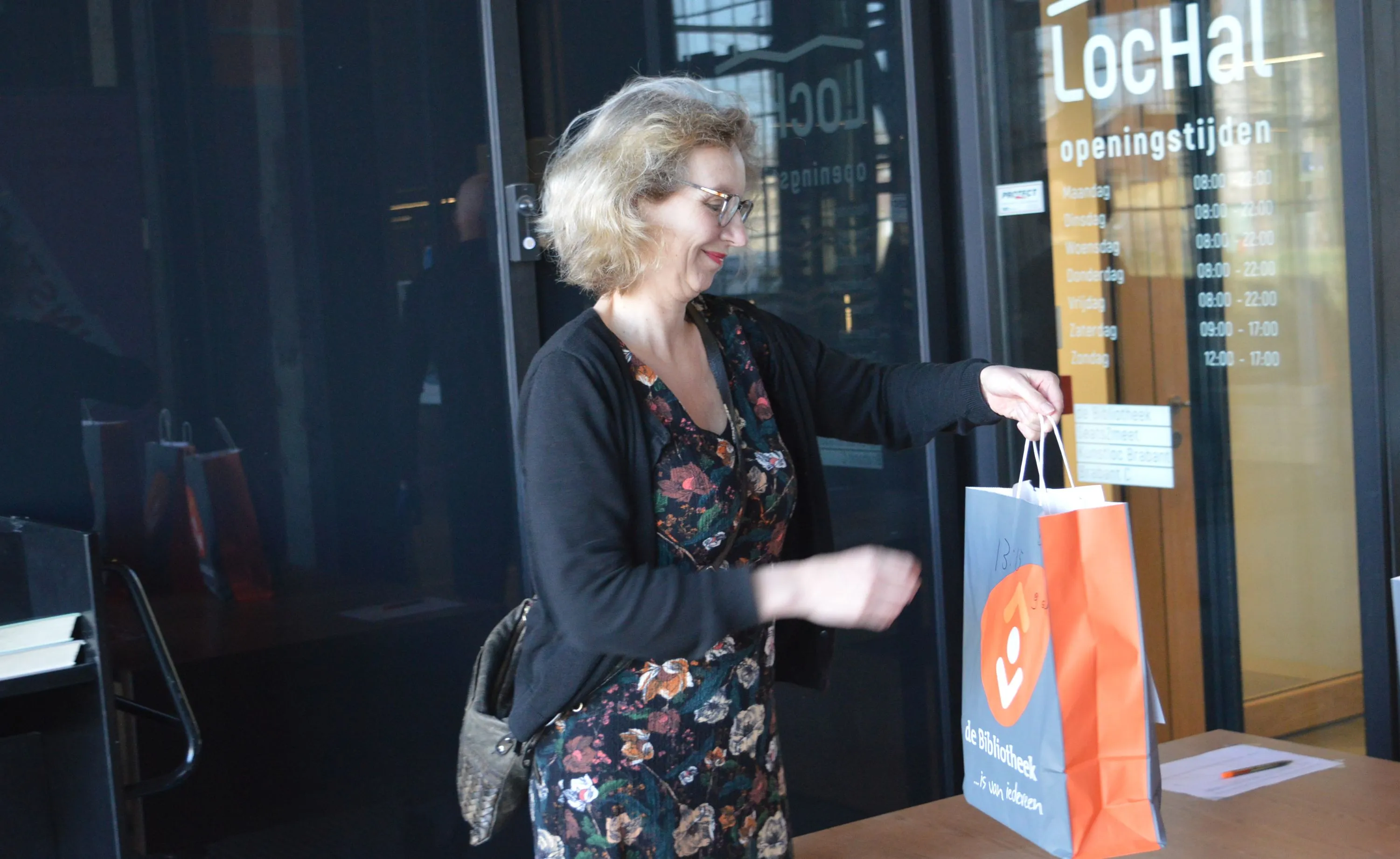 abonnee haalt boek op bij afhaalbieb lochal