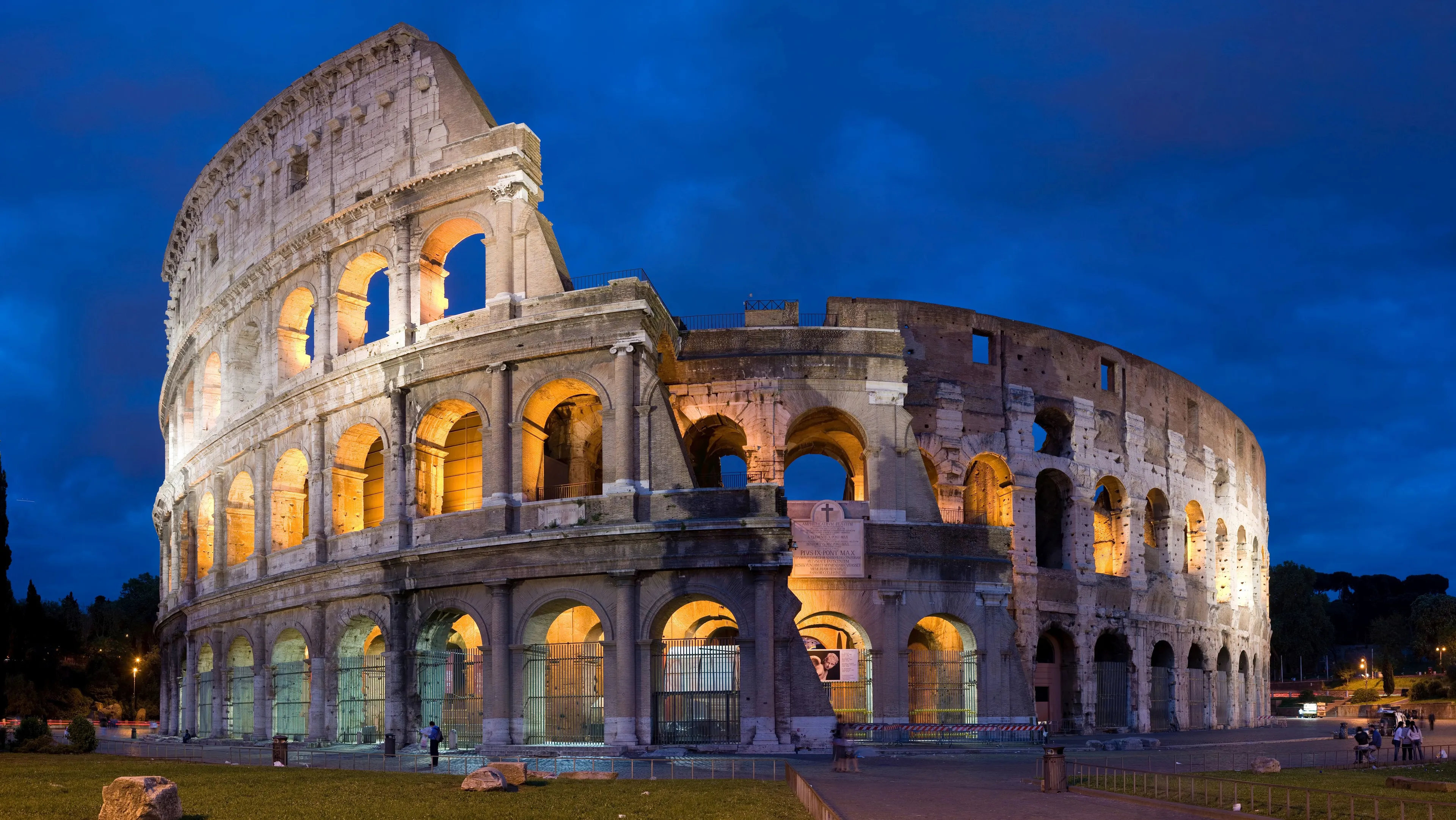 colosseum in rome italy april 2007