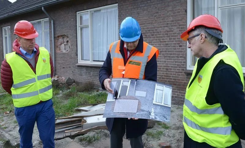 csm 20161202 overhandiging eerste steen sweensstraat kaatsheuvel westwaard wielewaal 010296464a