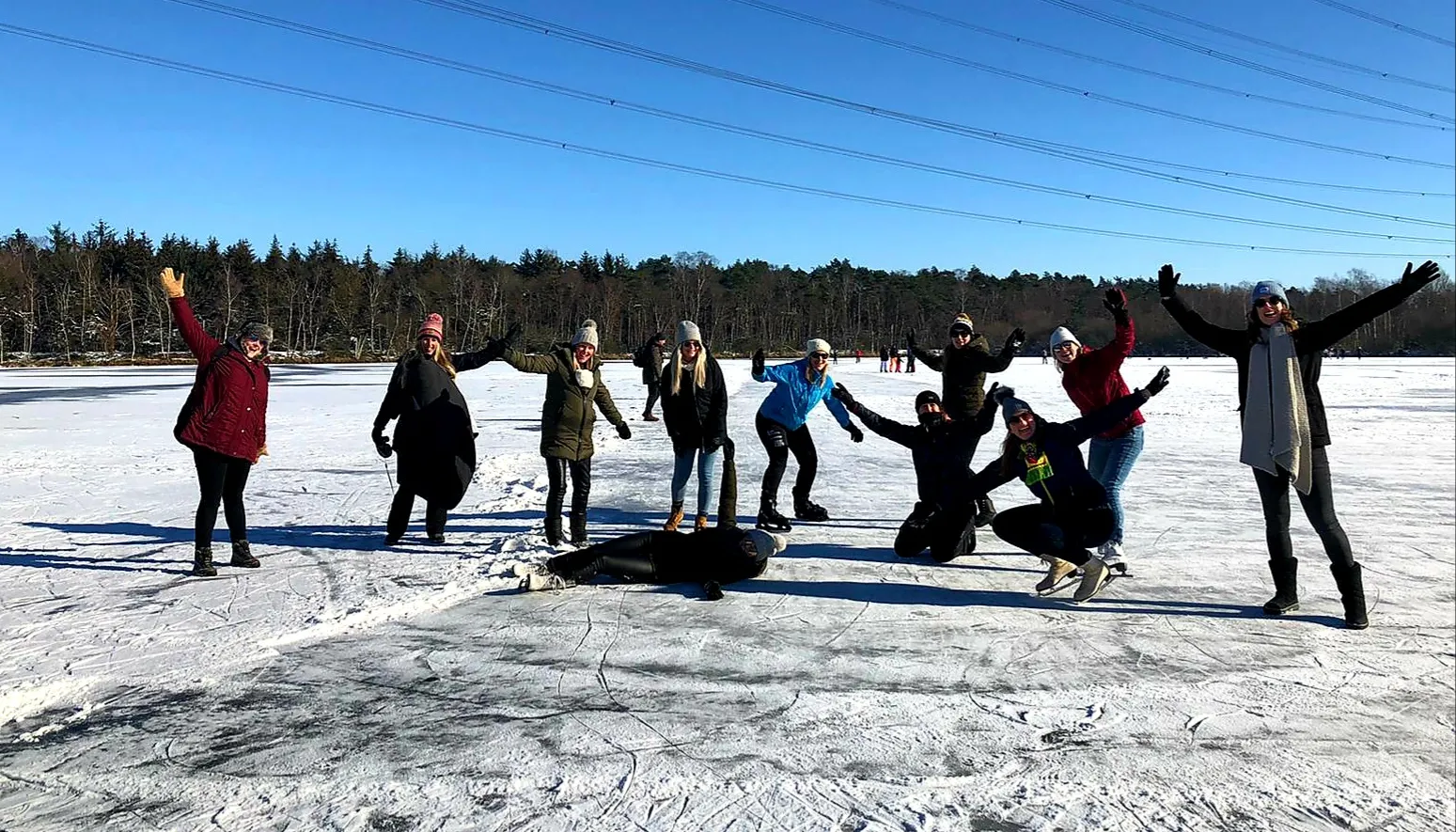 dames gezellig op het ijs