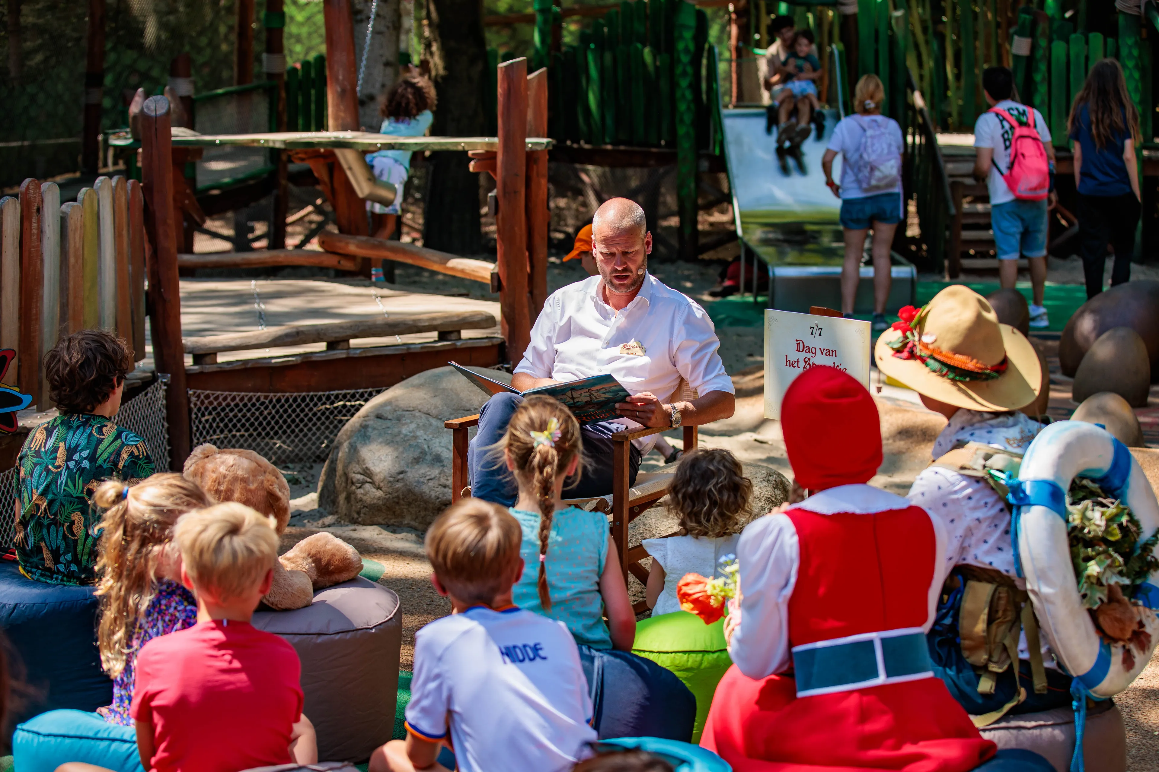 efteling dag van het sprookje koen sanders leest de redders van ruigrijk