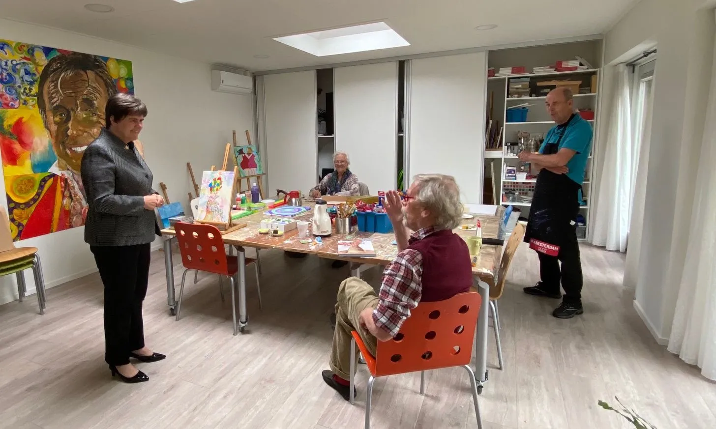 foto bezoek commissaris van de koning mw adema