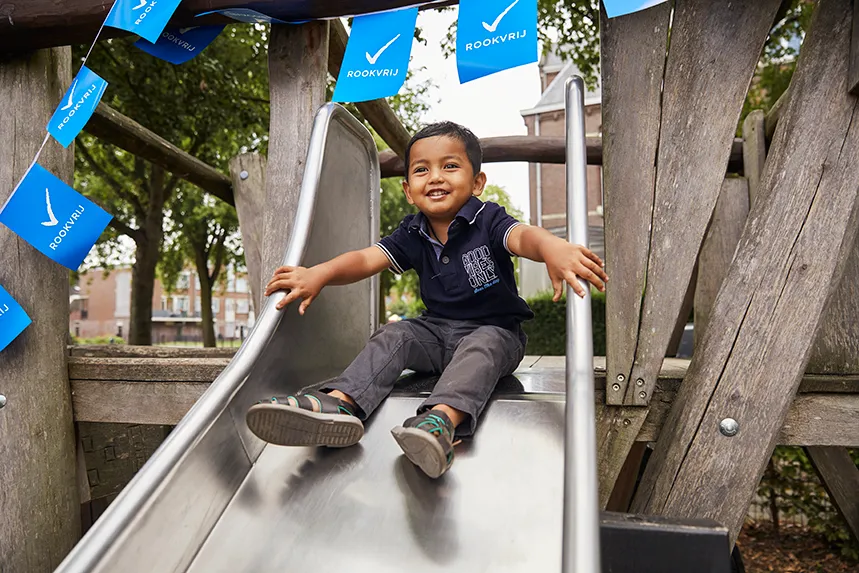 hr jongen op glijbaan klein