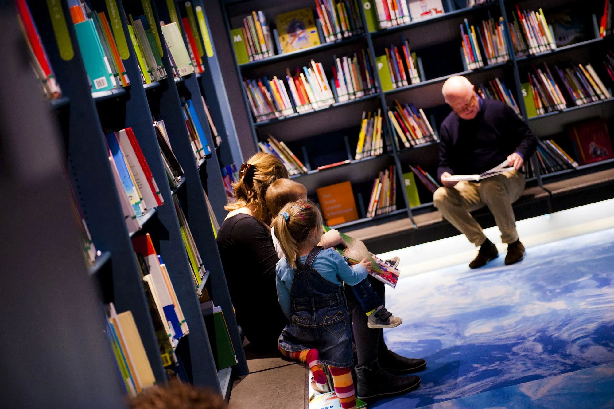 kinderen in bibliotheek