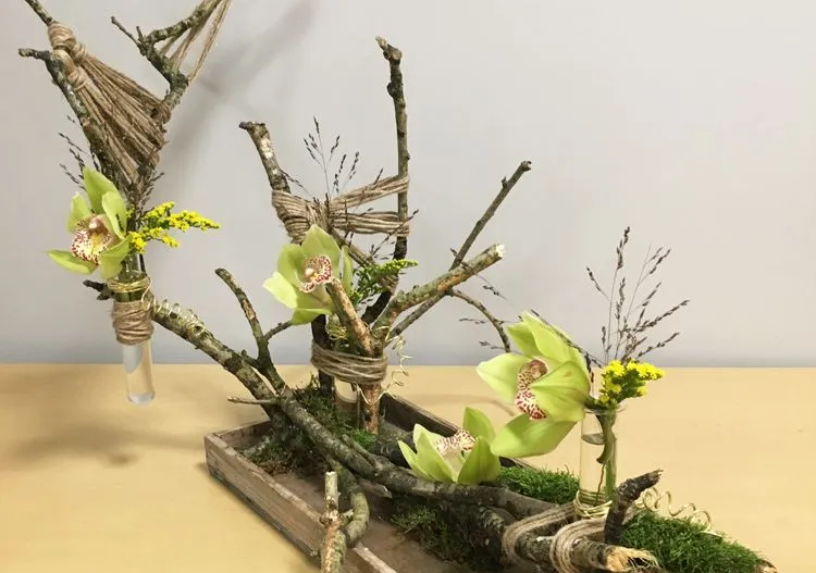 les creatief vlechten tussen takken