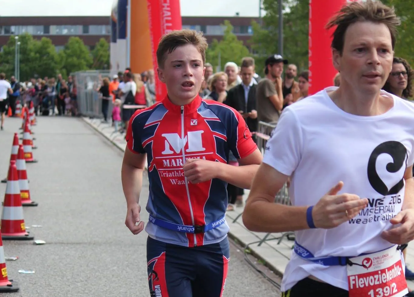 marc de buck volgt slim een senior loper tijdens de jeugd finale