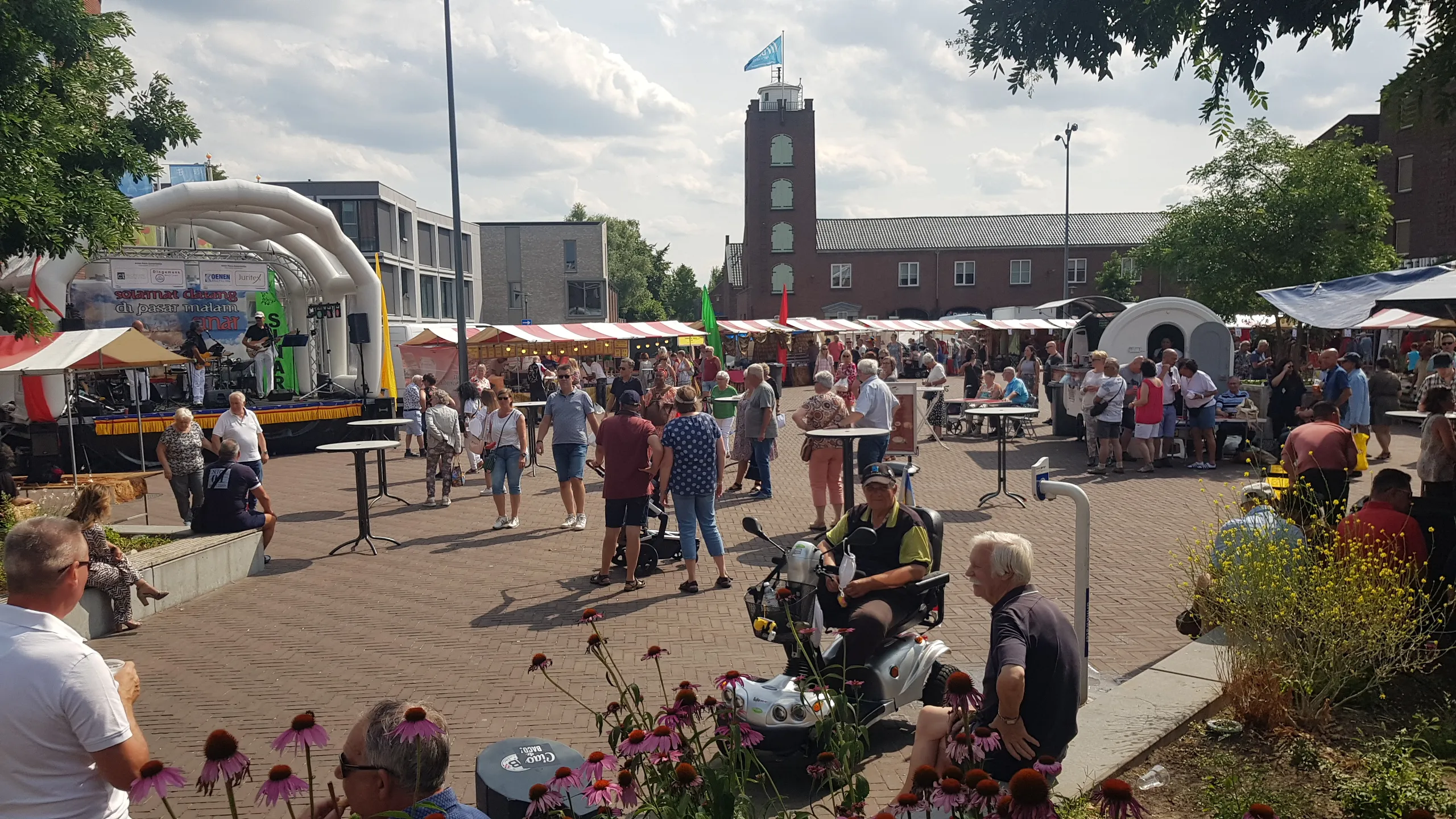 pasar malam en podium