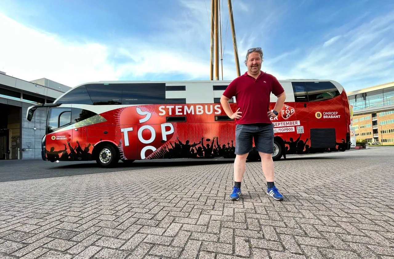 presentator koen wijn voor de stembus 002