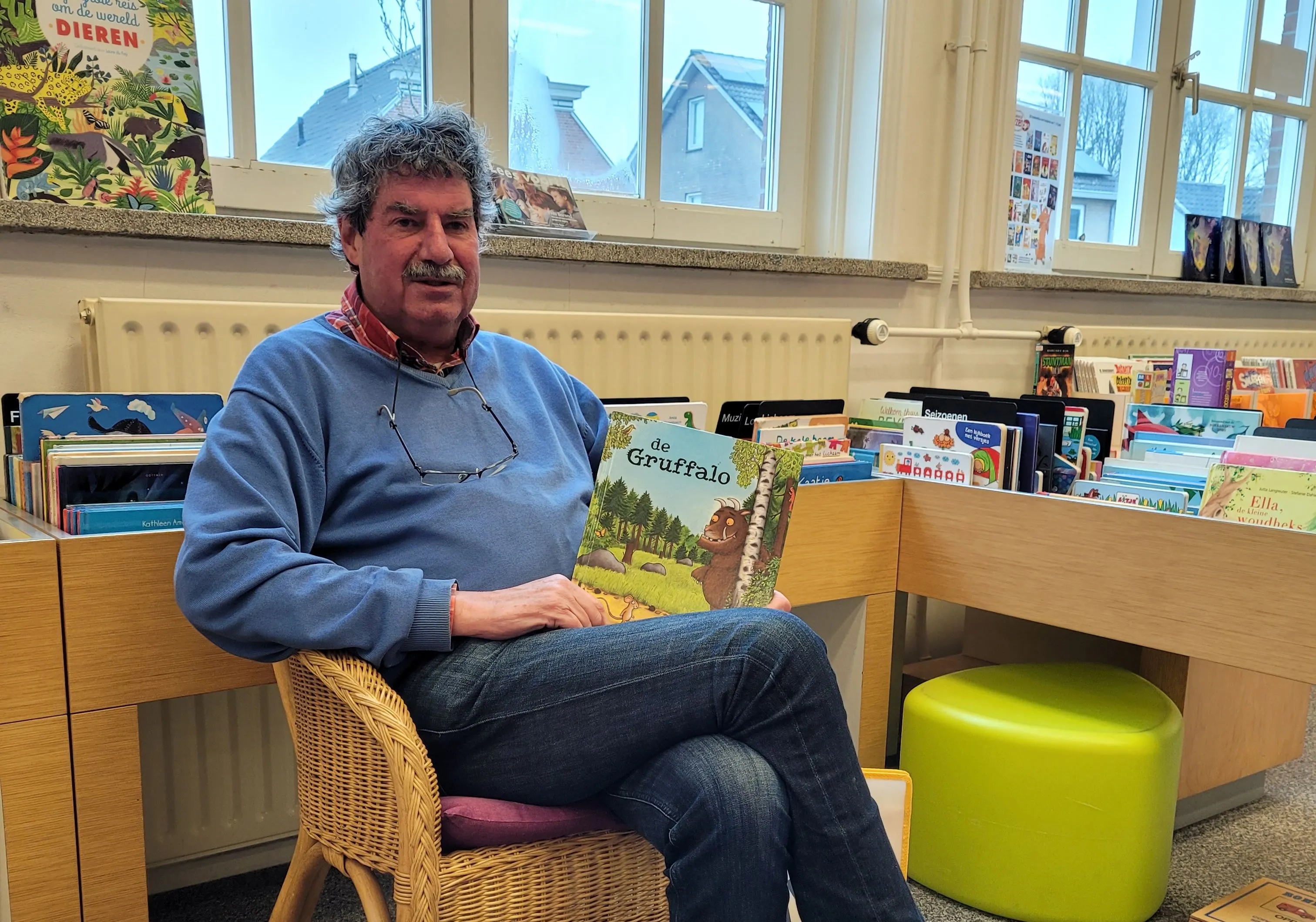 ruud leest voor in bibliotheek loon op zand