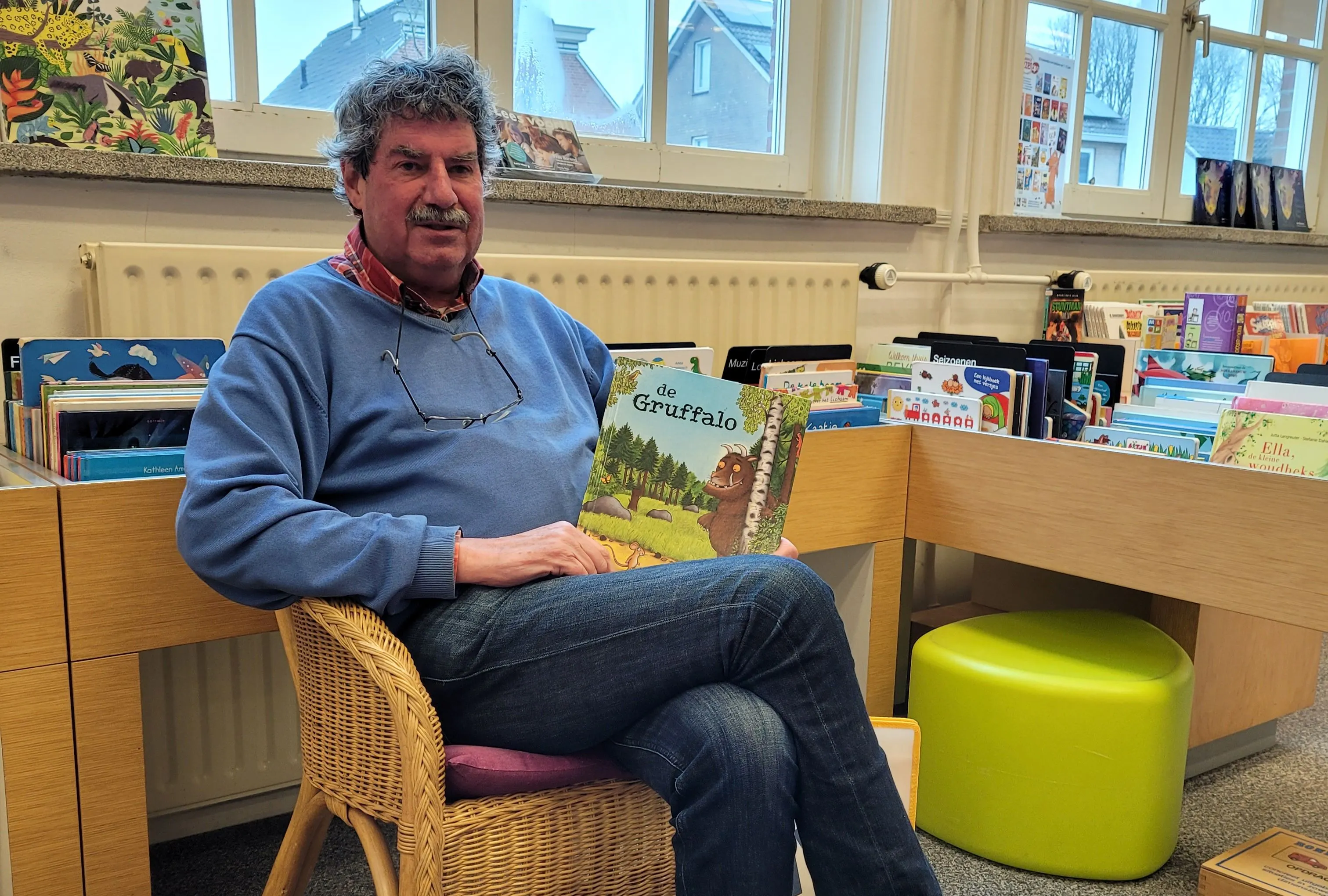 ruud leest voor in bibliotheek loon op zand
