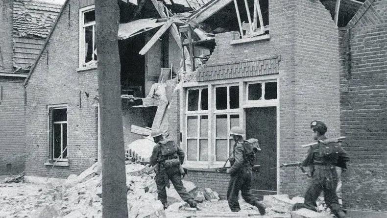 schotse soldaten trekken in oktober 1944 via de gasthuisstraat kaatsheuvel