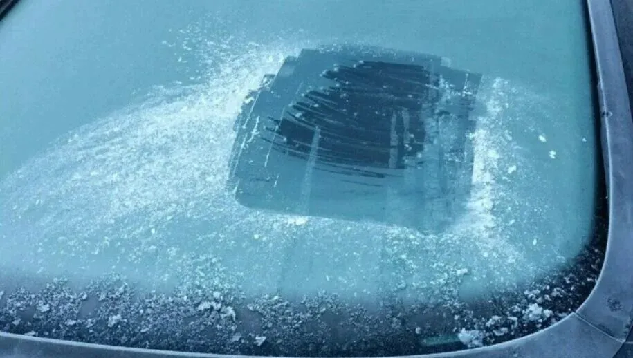 voorruit ijs krabben