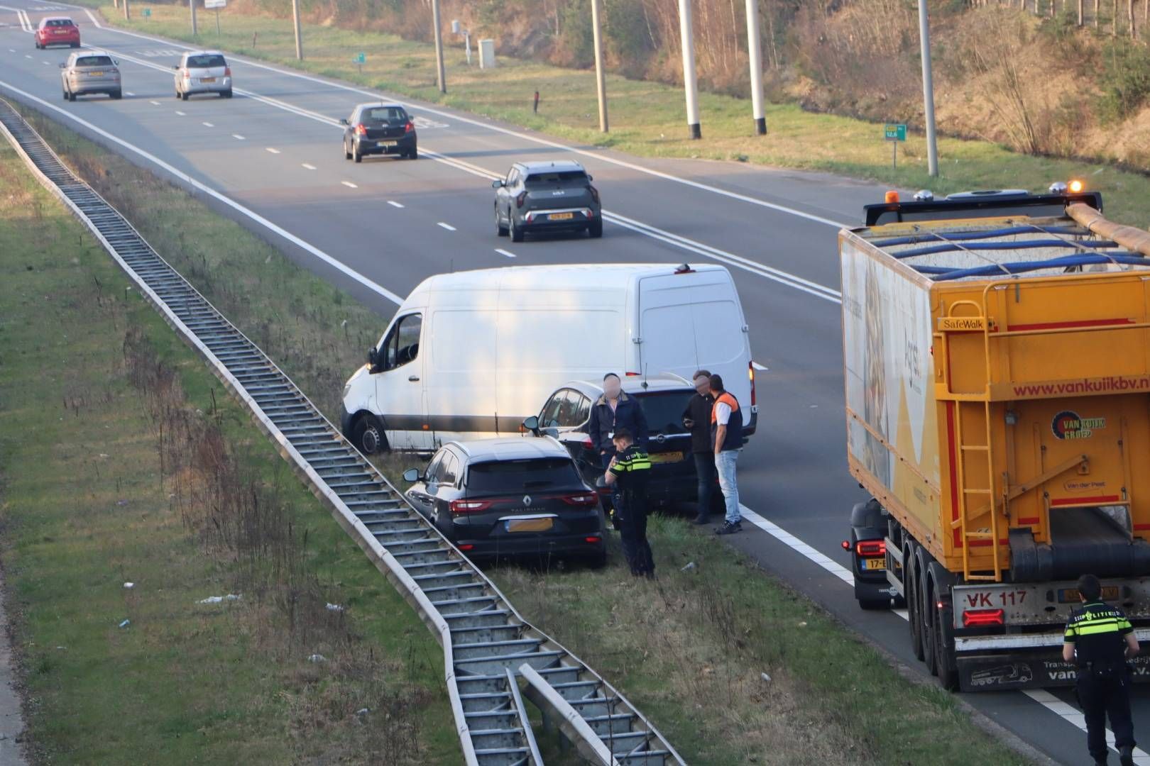 Auto botst tegen vangrail op Midden-Brabantweg
